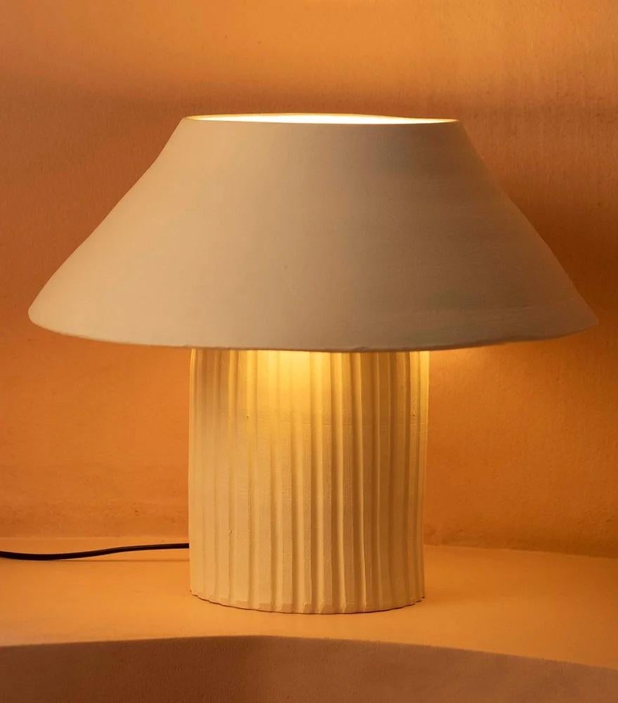 Postmoderne Lampe à poser Bigli en argile par Harshita Jhamtani Designs en vente