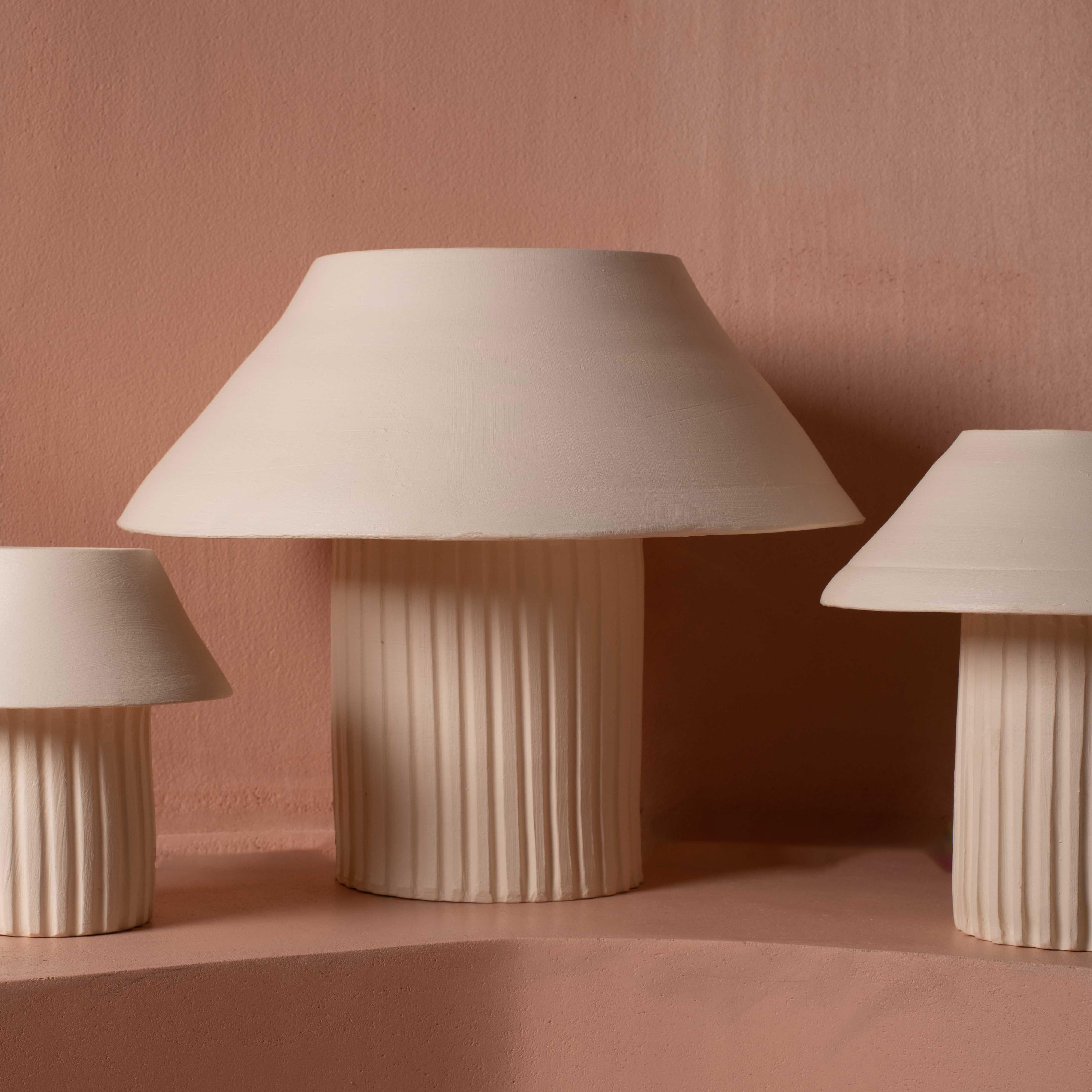 Indien Lampe à poser Bigli en argile par Harshita Jhamtani Designs en vente