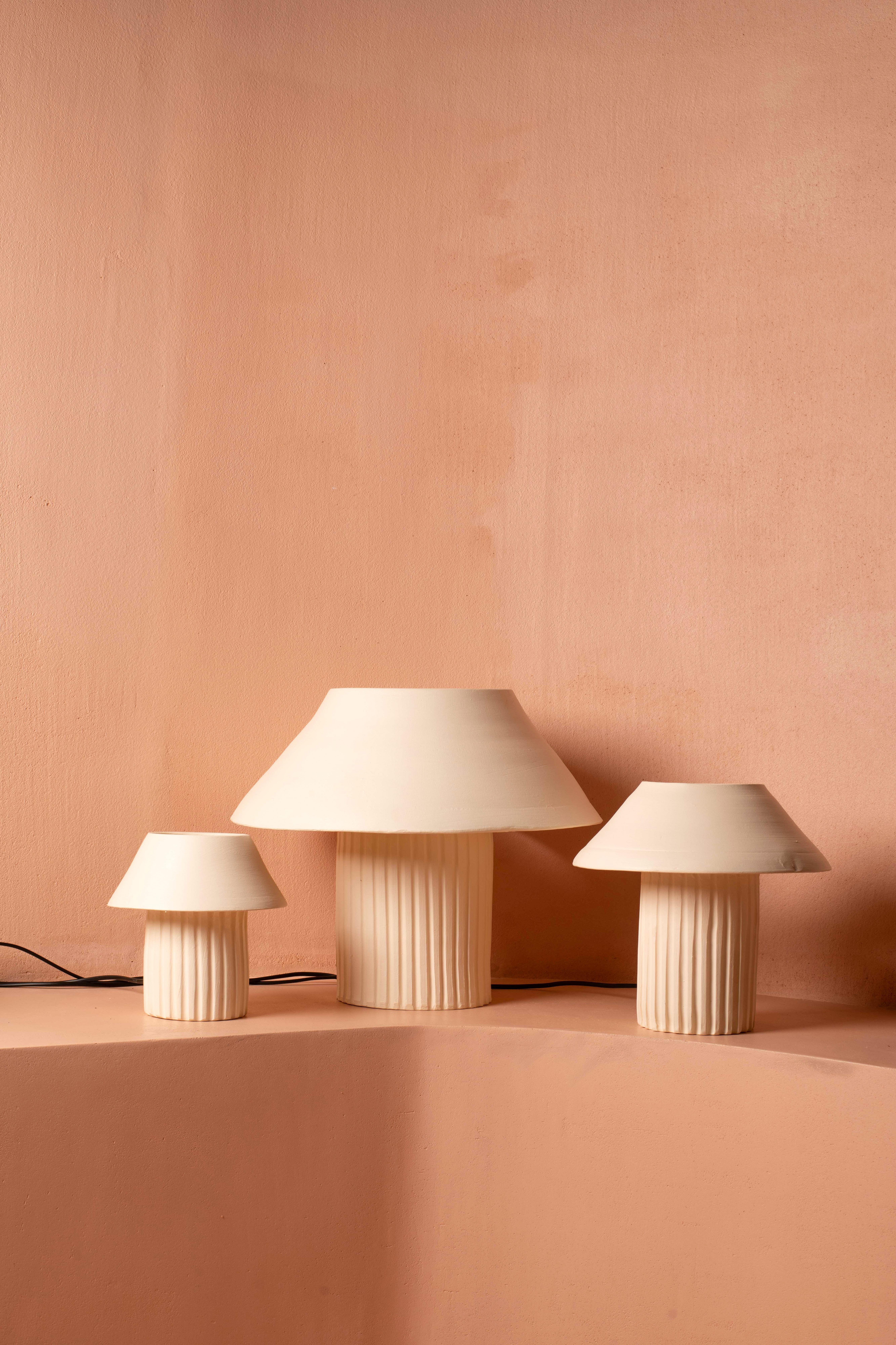 Lampe à poser Bigli en argile par Harshita Jhamtani Designs Neuf - En vente à Geneve, CH