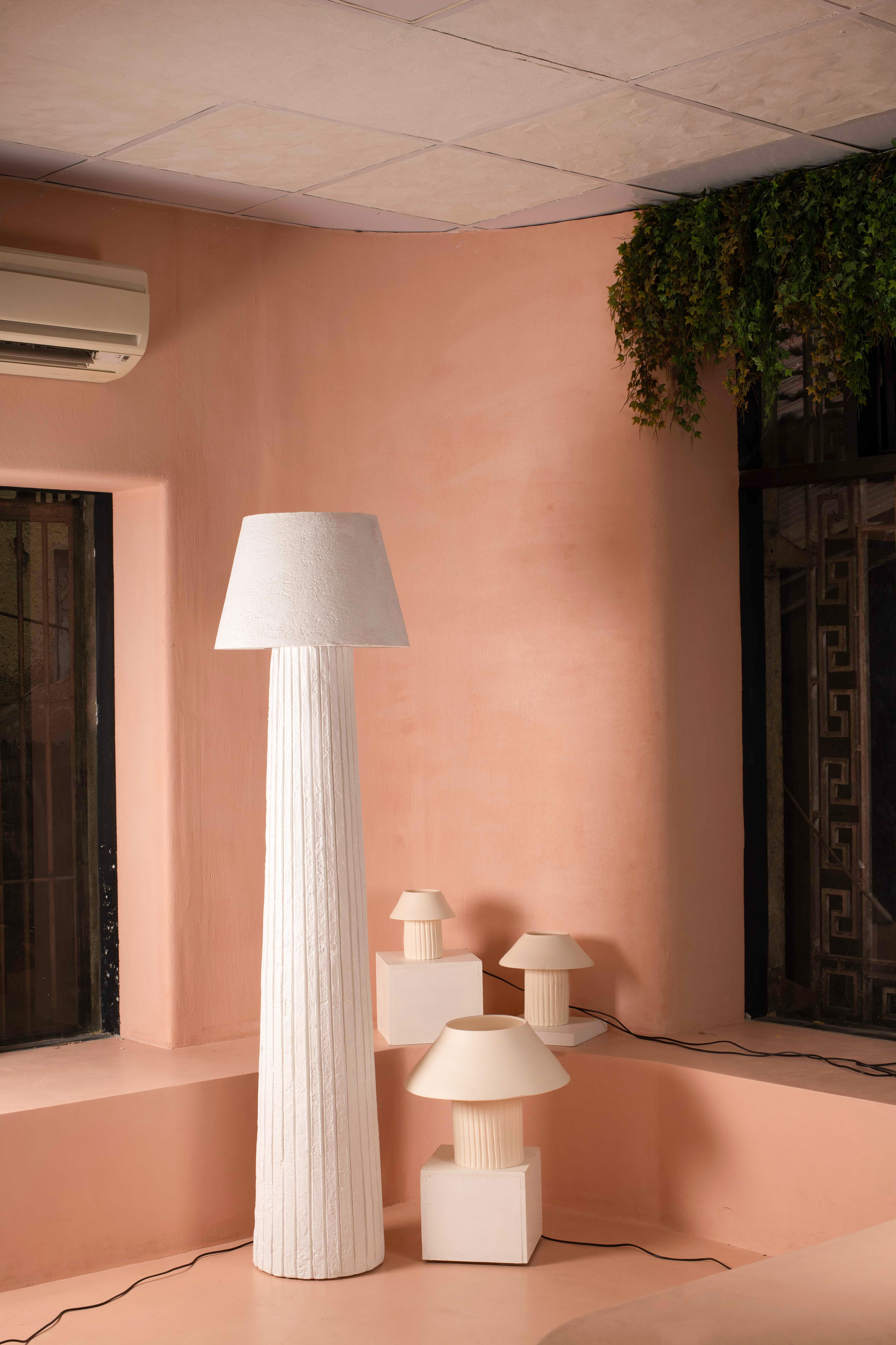 XXIe siècle et contemporain Lampe à poser Bigli en argile par Harshita Jhamtani Designs en vente