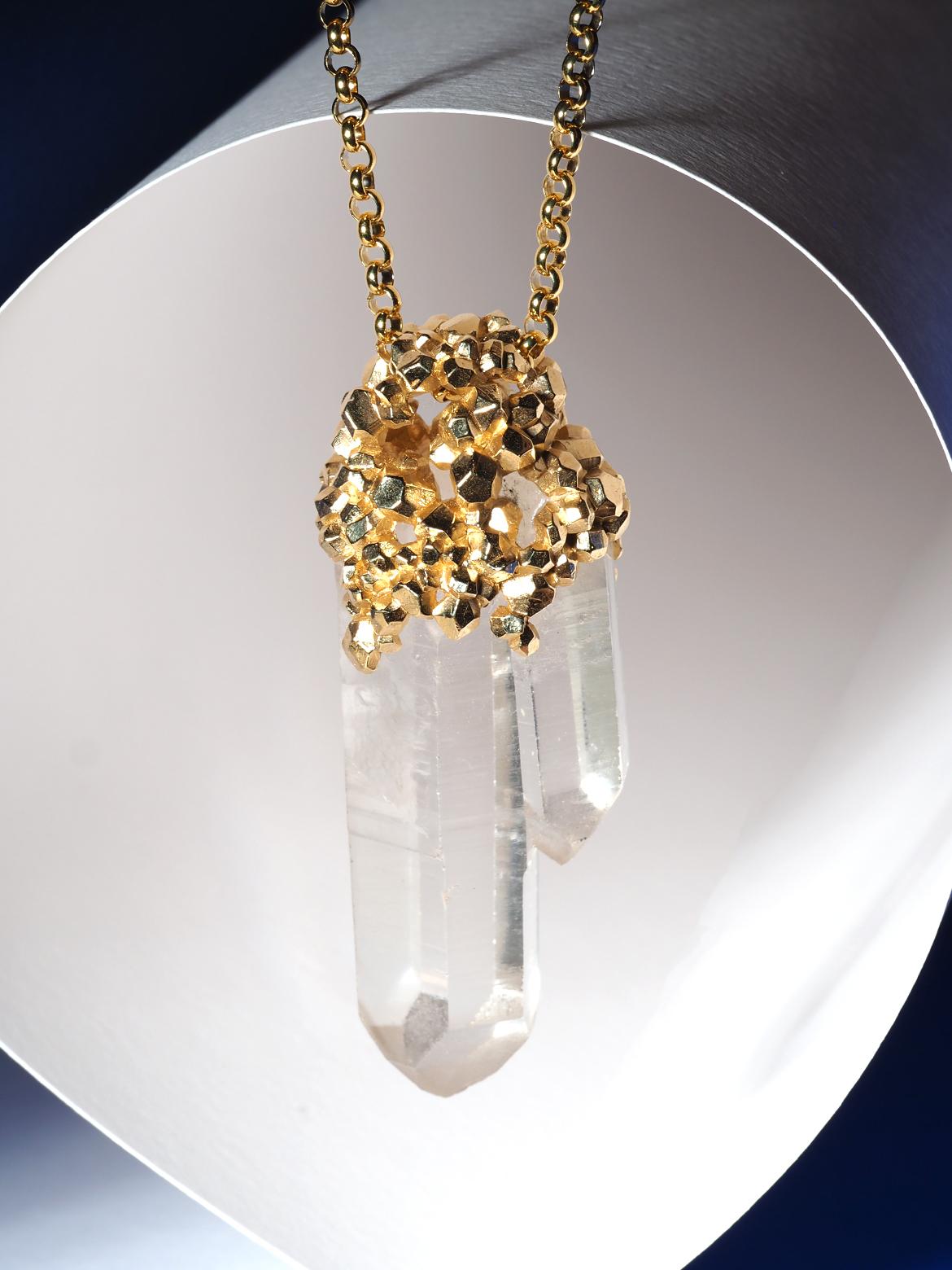 Artisan Pendentif Magic Power en or jaune, pierre précieuse non taillée et quartz clair en vente