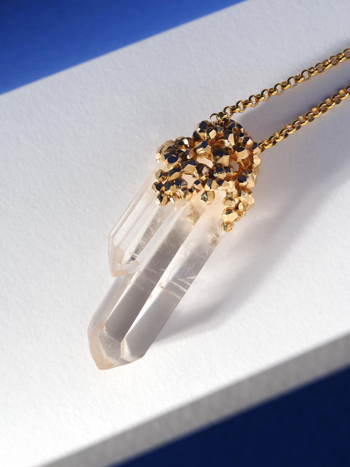 Non taillé Pendentif Magic Power en or jaune, pierre précieuse non taillée et quartz clair en vente