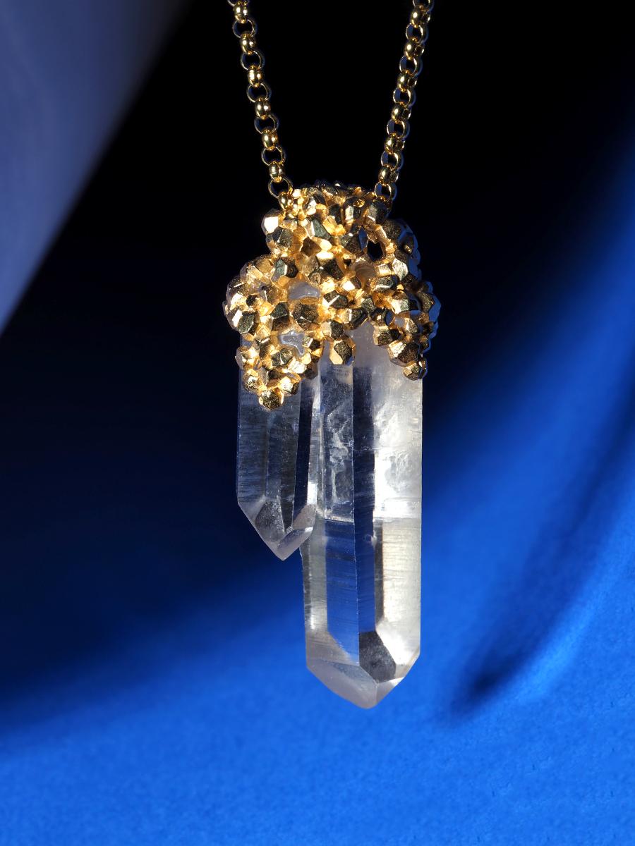 Pendentif Magic Power en or jaune, pierre précieuse non taillée et quartz clair Neuf - En vente à Berlin, DE