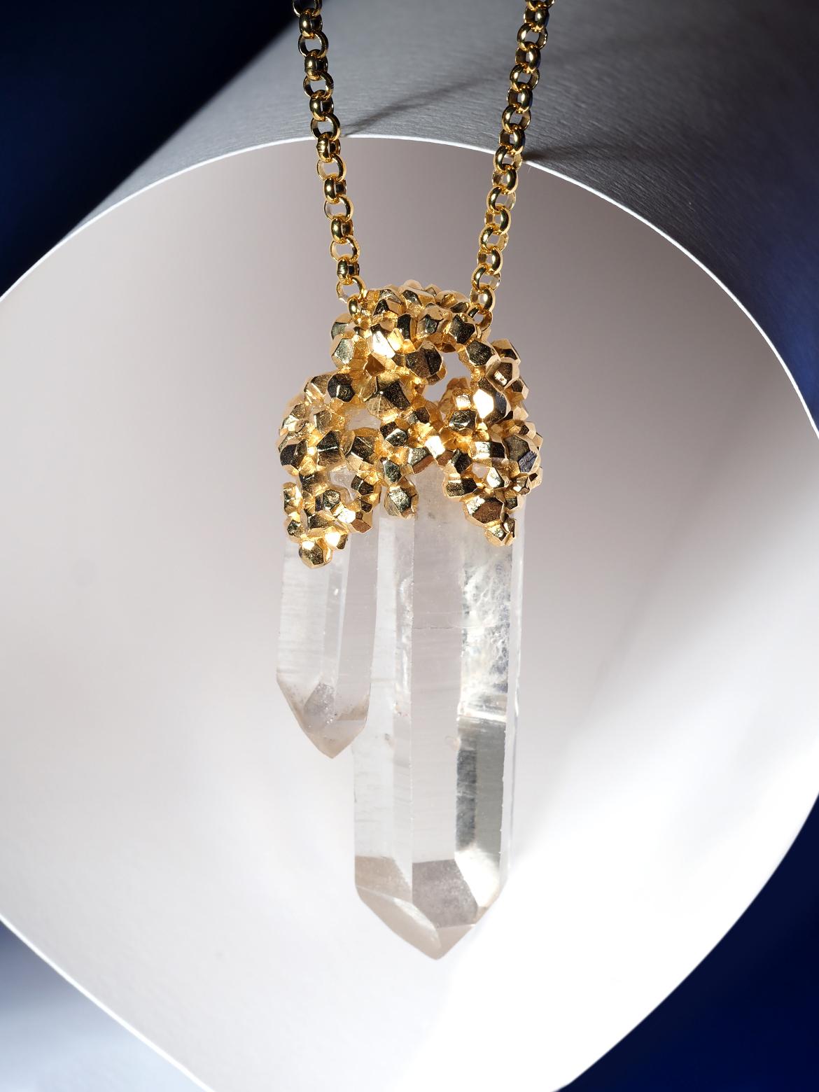 Pendentif Magic Power en or jaune, pierre précieuse non taillée et quartz clair Unisexe en vente
