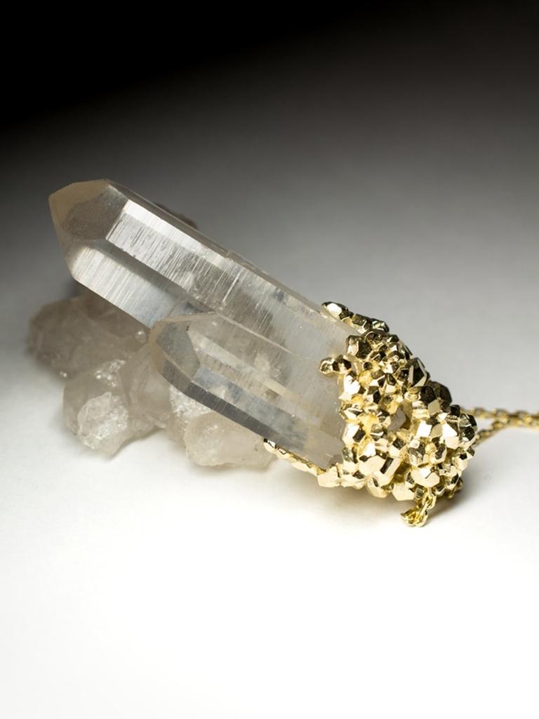 Big Rock Crystal Yellow Gold Pendant Magic Power Uncut Gem Clear Quartz  In New Condition For Sale In Berlin, DE