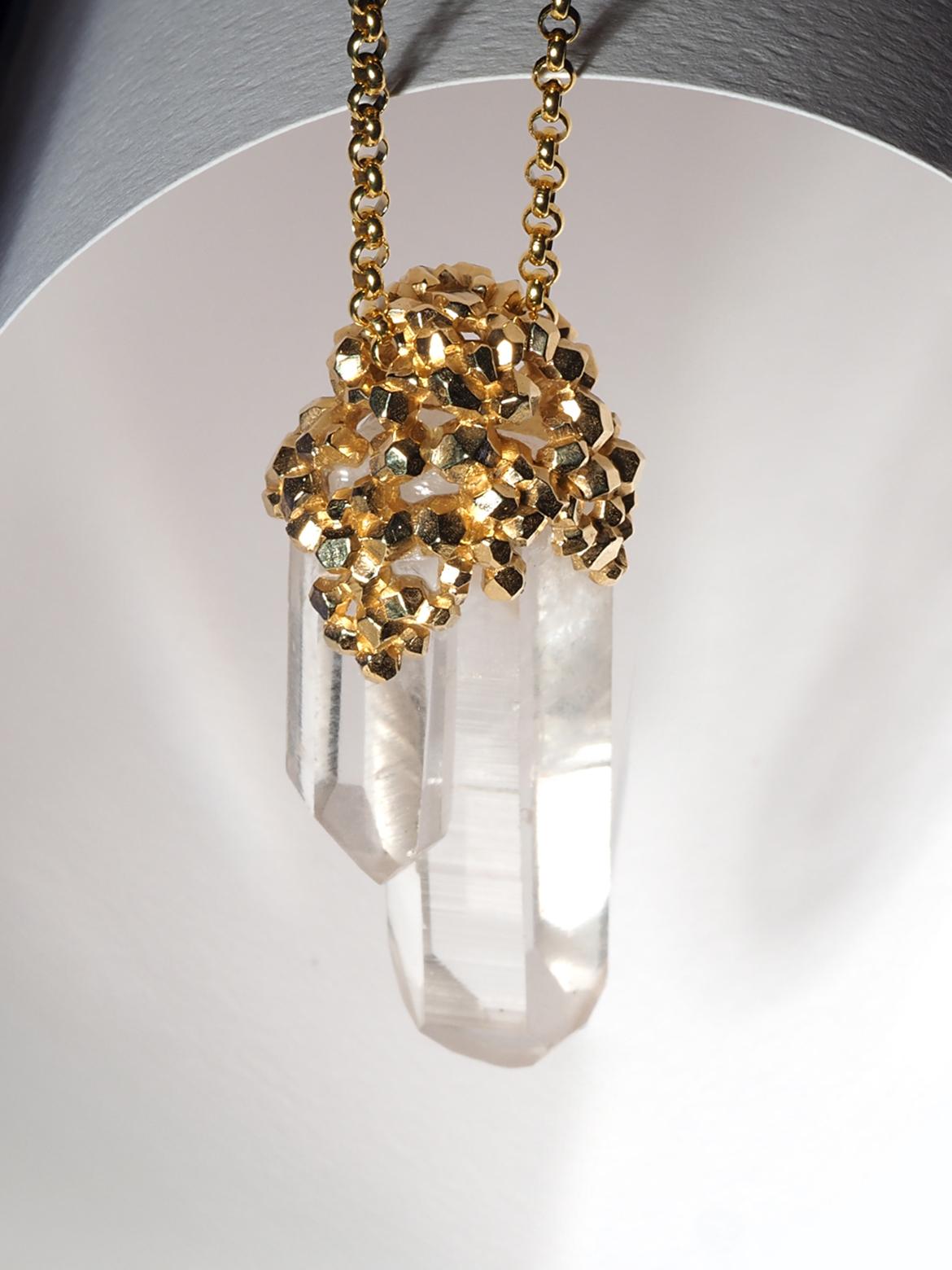 Pendentif Magic Power en or jaune, pierre précieuse non taillée et quartz clair en vente 1