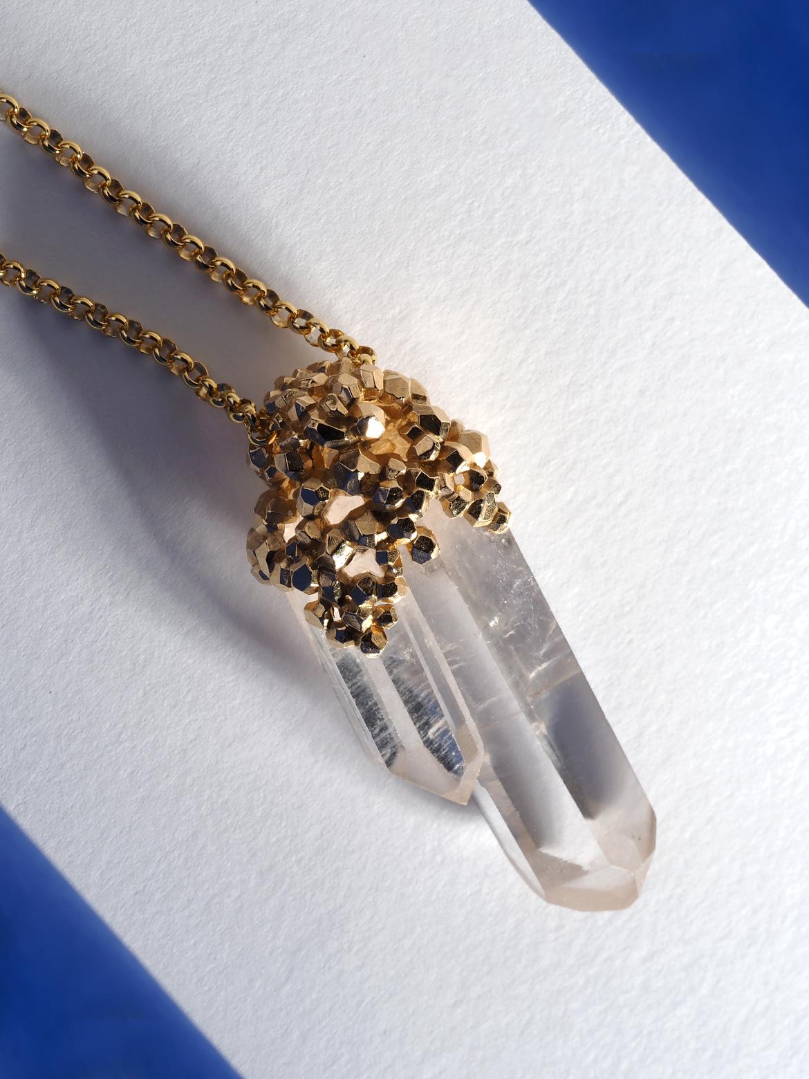 Pendentif Magic Power en or jaune, pierre précieuse non taillée et quartz clair en vente 2
