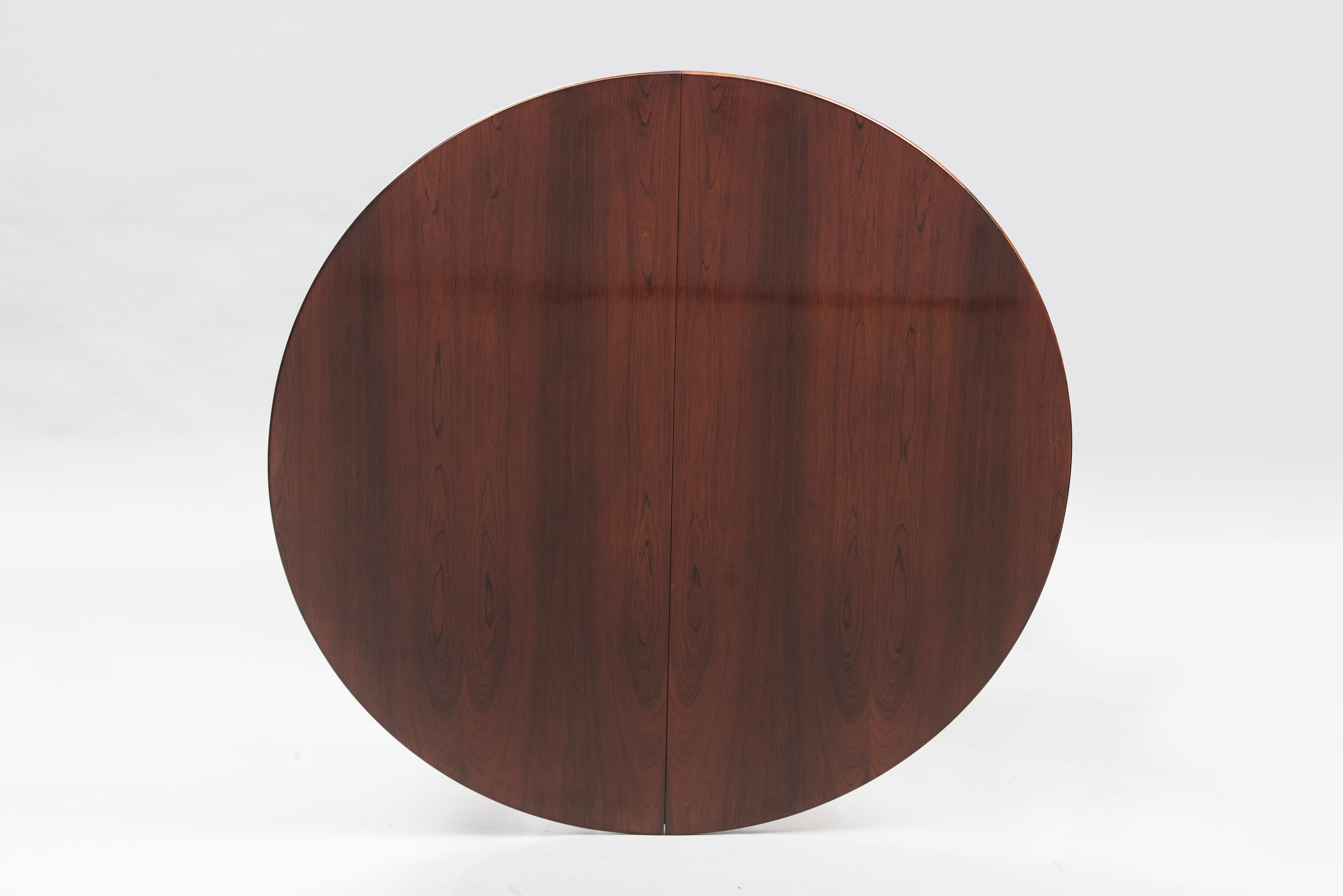 Large Rosewood Dining Table with Three Extensions Leaves In Excellent Condition For Sale In Porto, PT