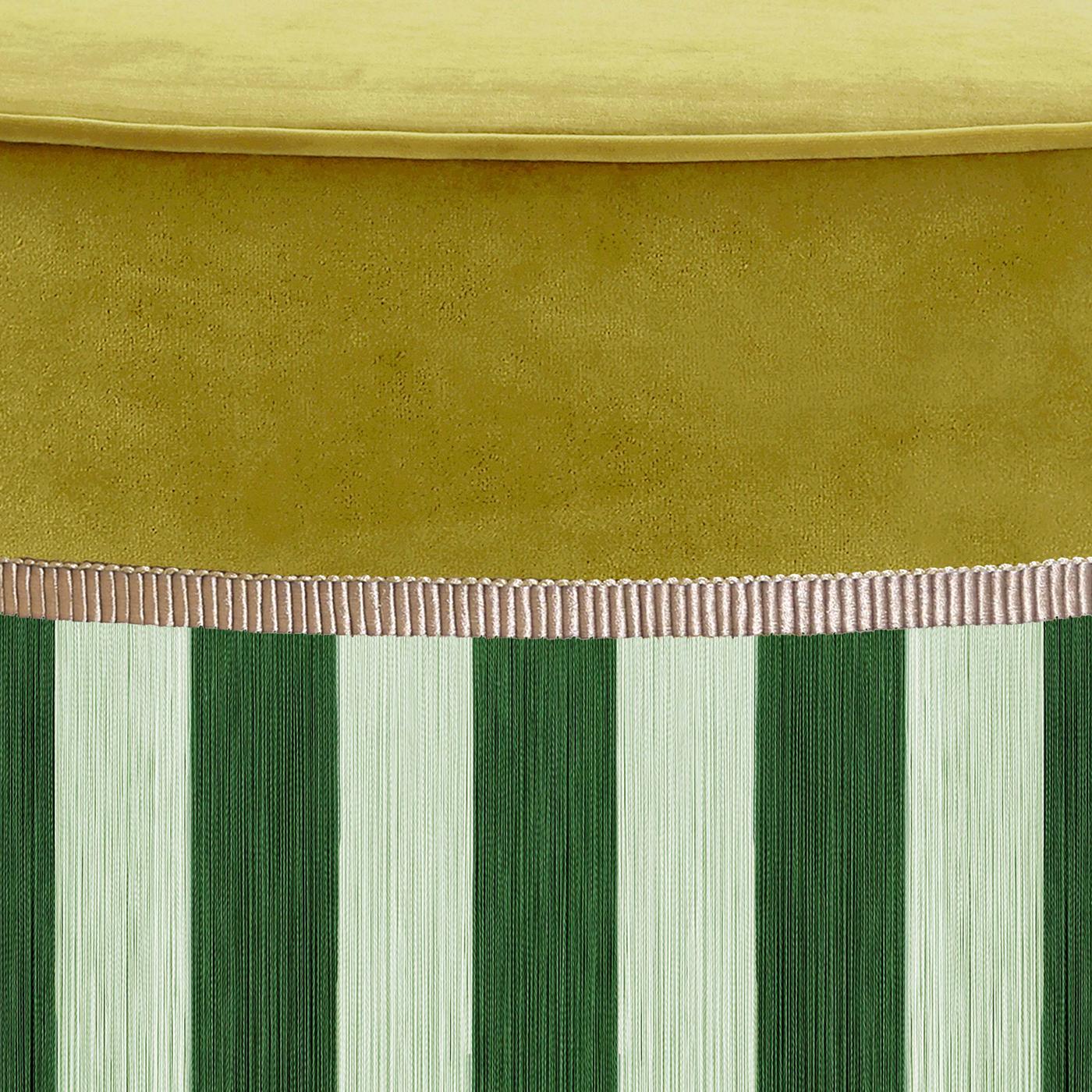 Italiano Grande pouf rotondo in velluto verde acido con frange bicolore in vendita