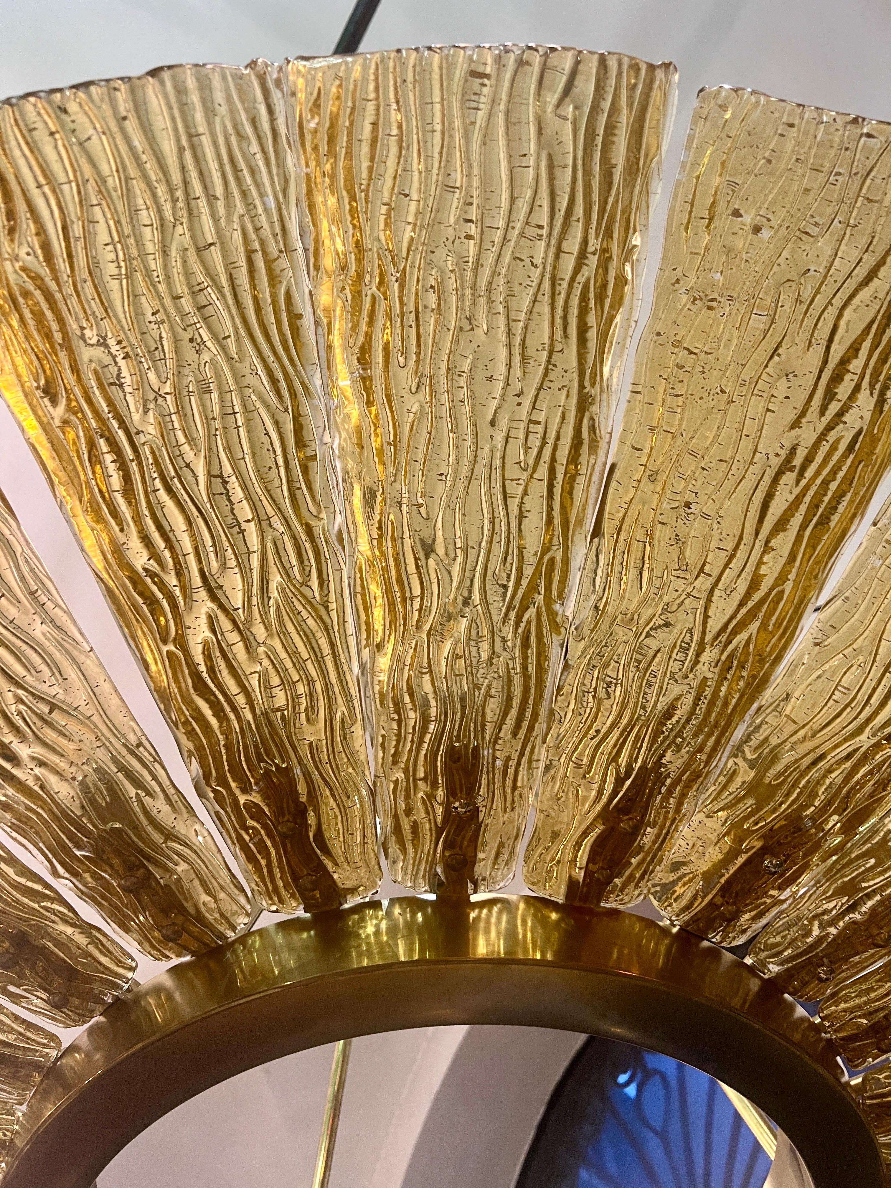 Grande lampadario rotondo in vetro di Murano e ottone color ambra, 1950 in vendita 3