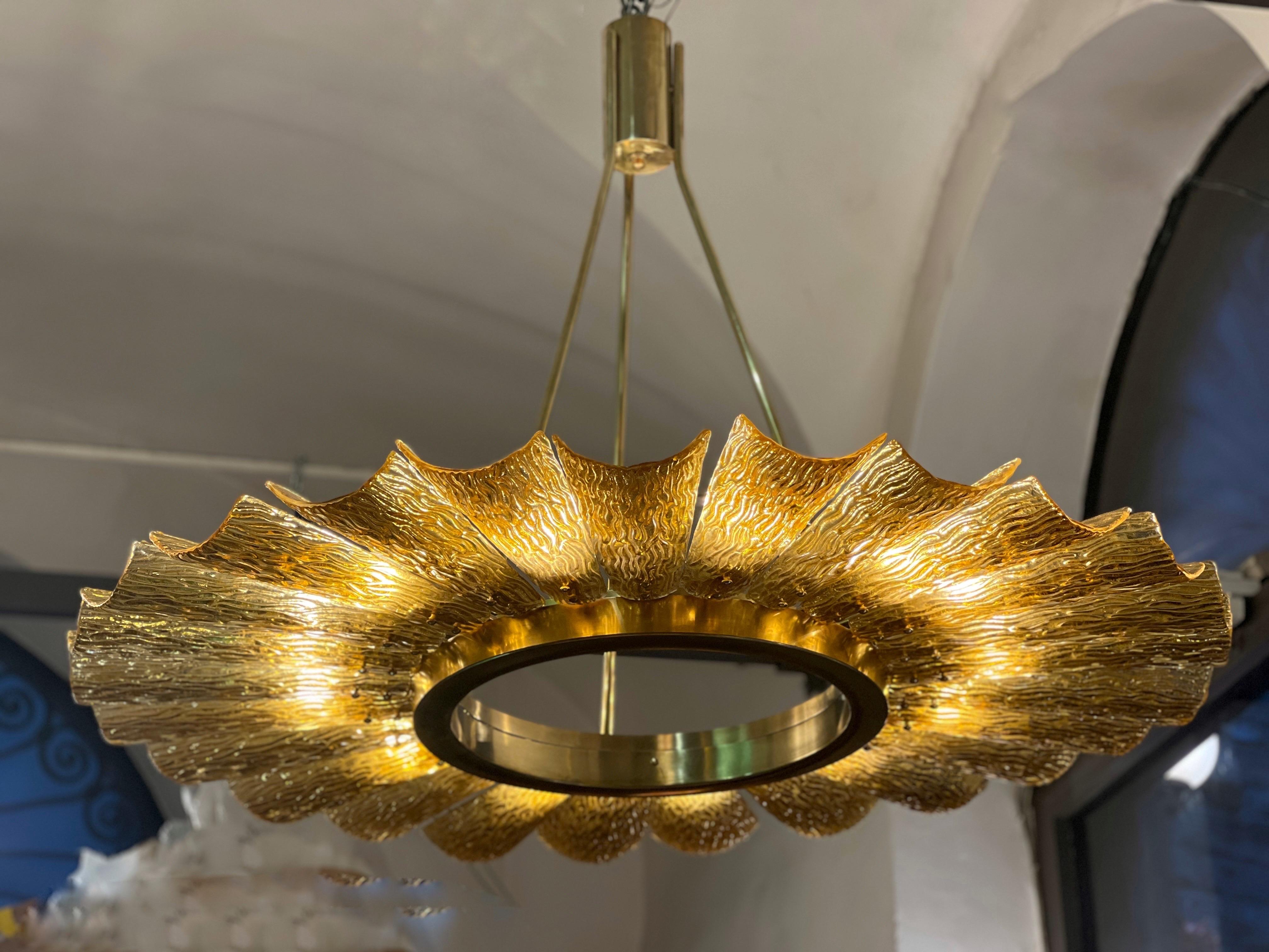 Grande lampadario rotondo in vetro di Murano e ottone color ambra, 1950 in vendita 6
