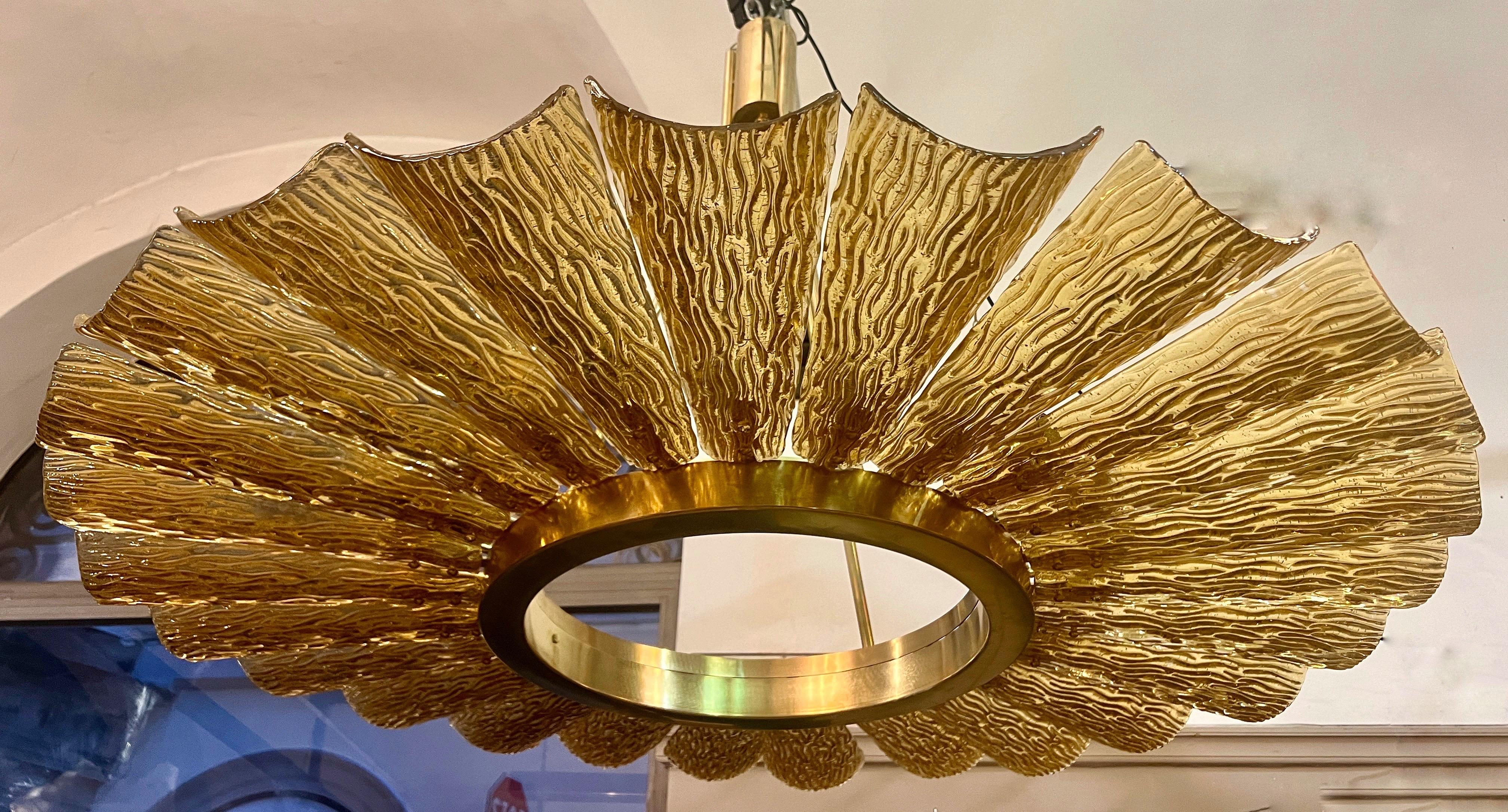 Grande lampadario rotondo in vetro di Murano e ottone color ambra, 1950 in vendita 7