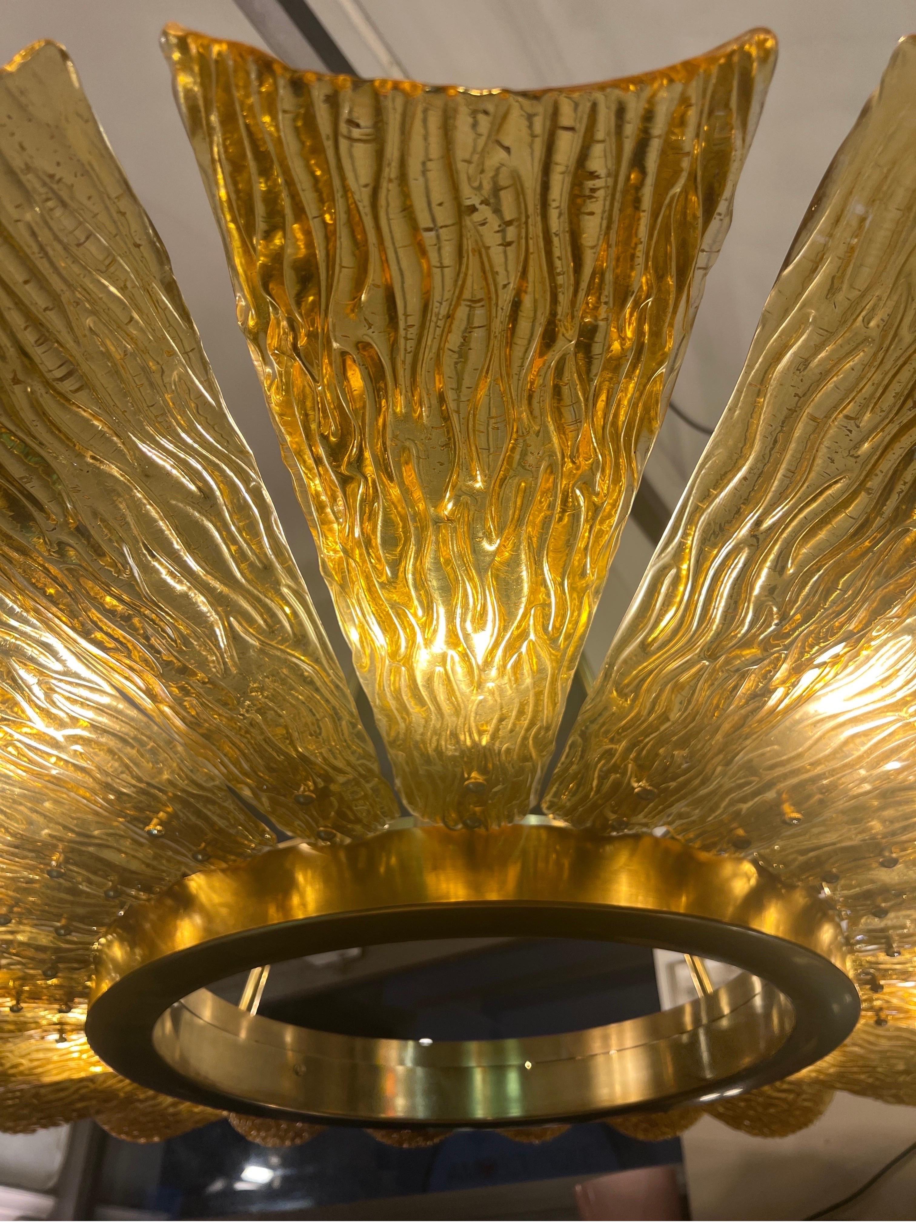 Grande lampadario rotondo in vetro di Murano e ottone color ambra, 1950 in vendita 11
