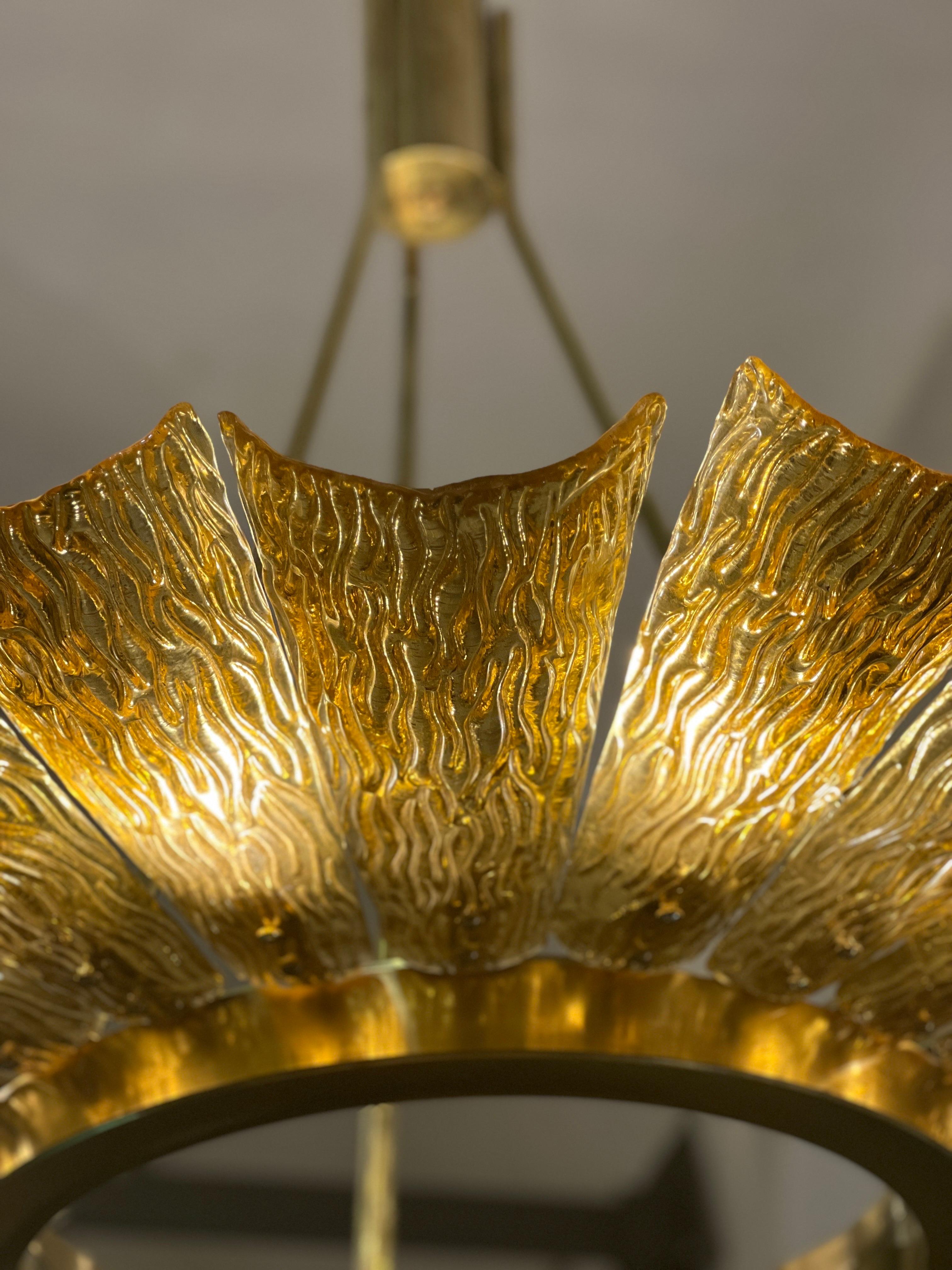 Grande lampadario rotondo in vetro di Murano e ottone color ambra, 1950 in vendita 12