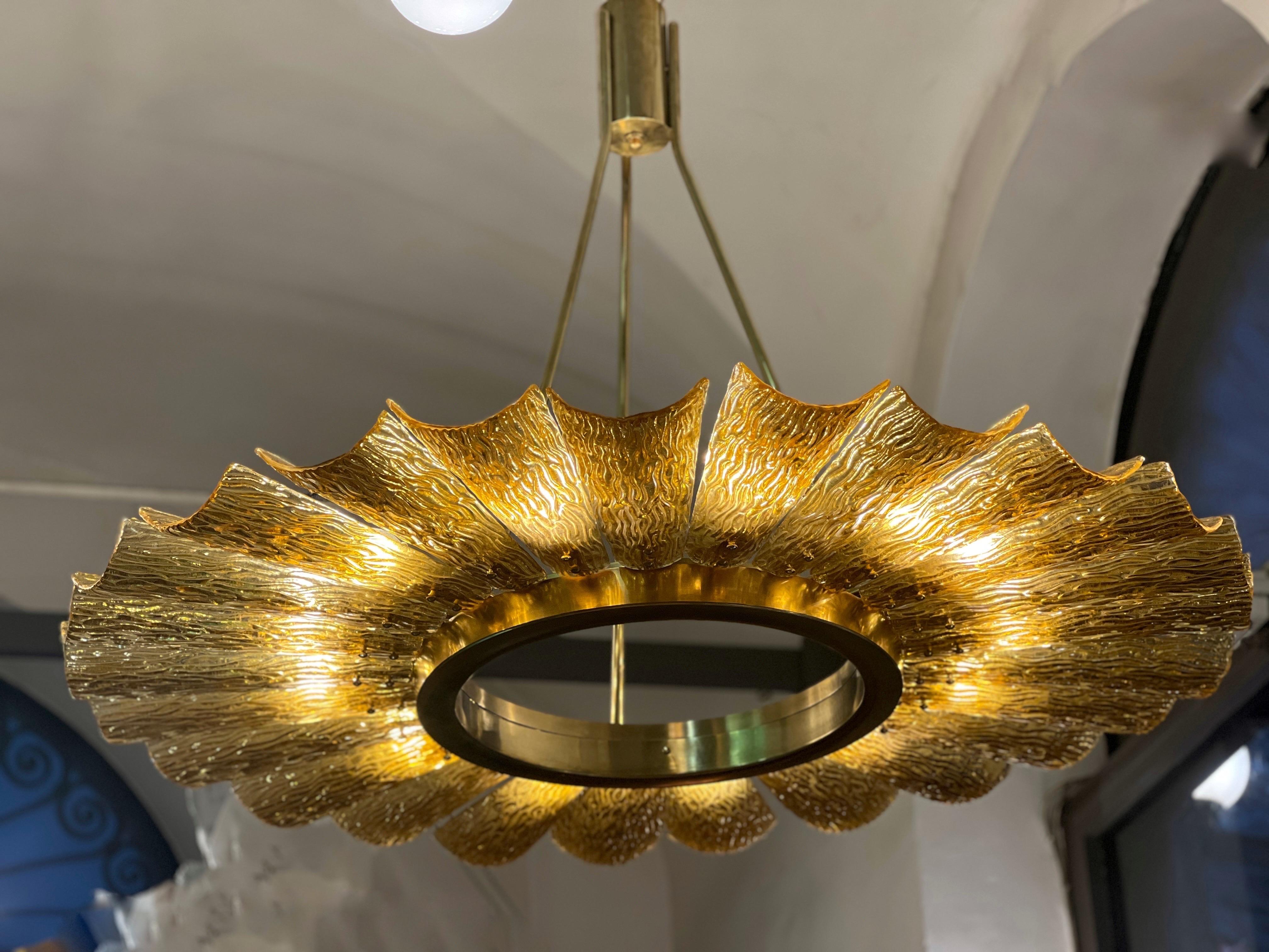Mid-Century moderno Grande lampadario rotondo in vetro di Murano e ottone color ambra, 1950 in vendita