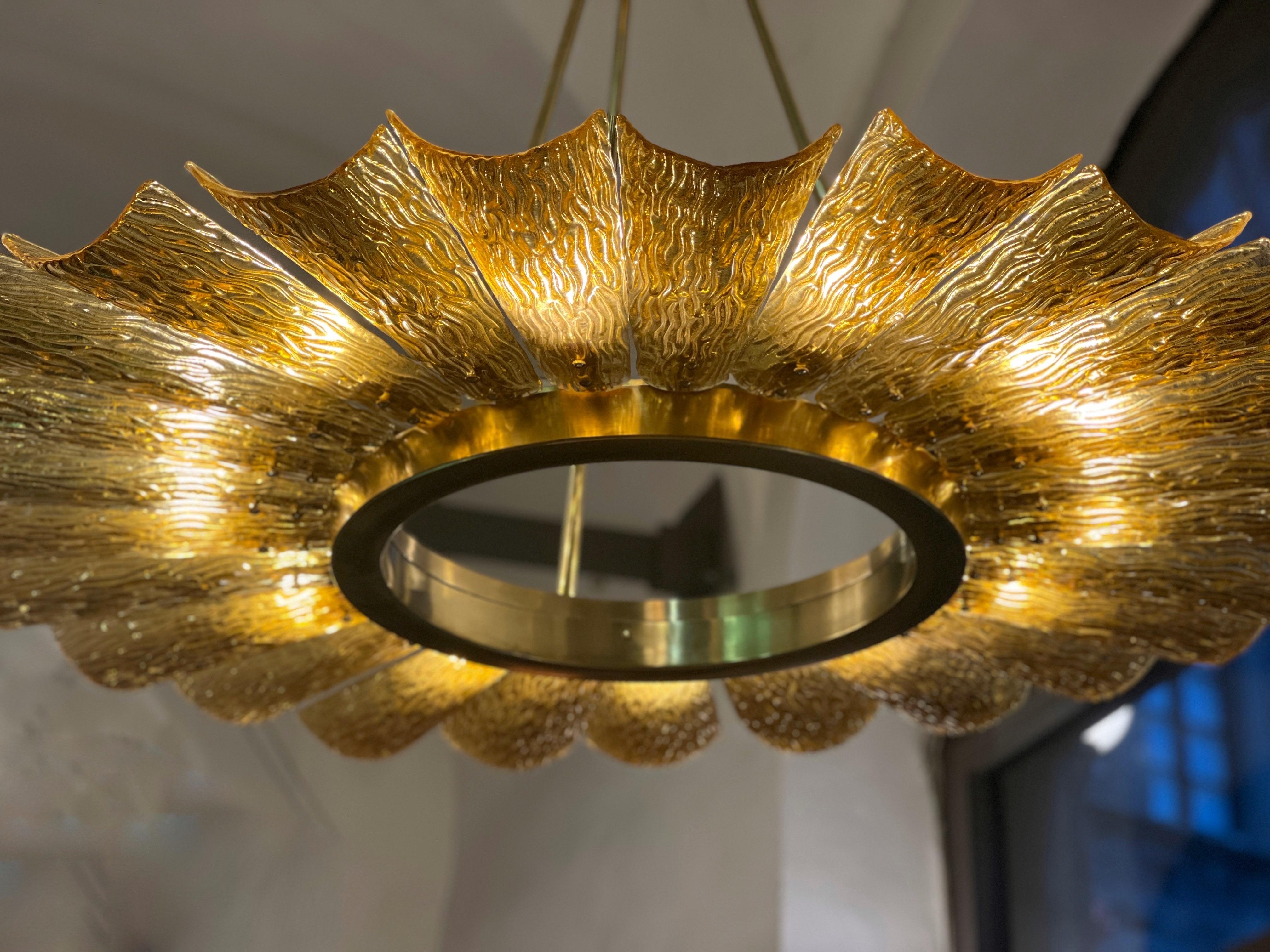 Grande lampadario rotondo in vetro di Murano e ottone color ambra, 1950 In condizioni buone in vendita a Florence, IT