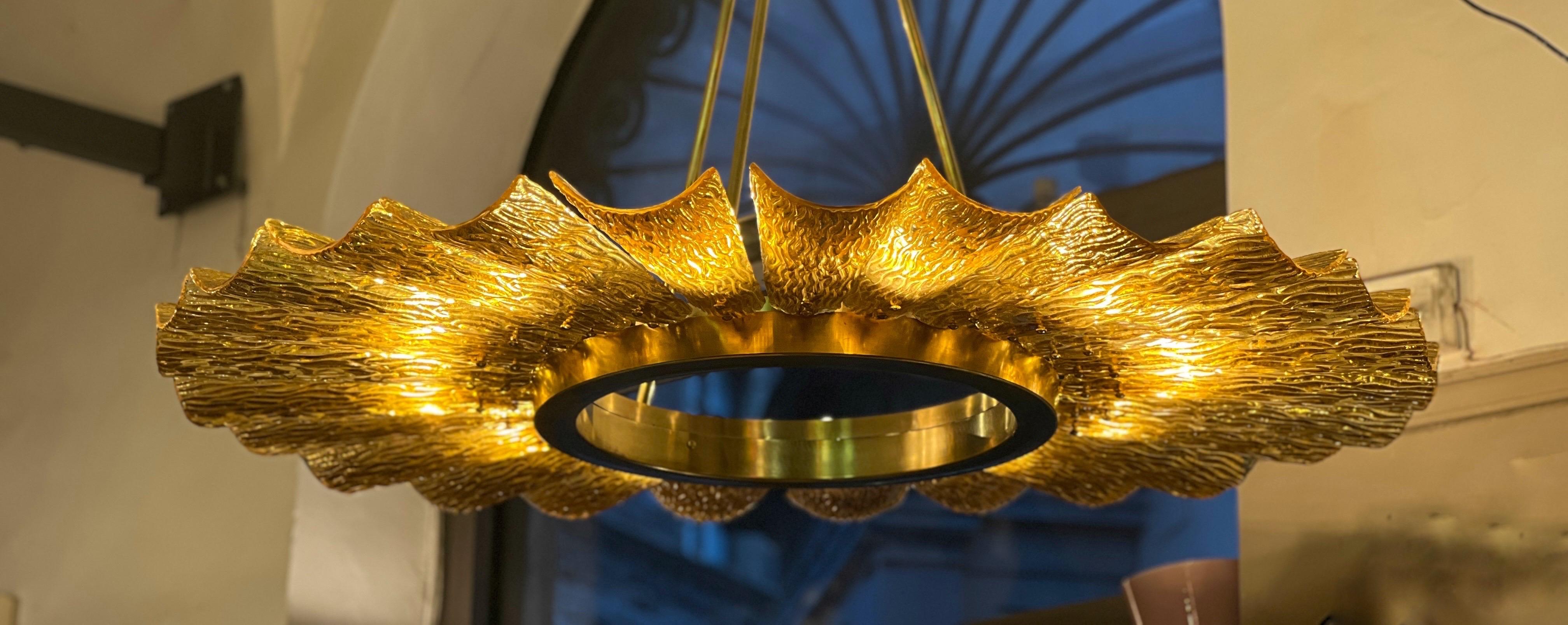 Ottone Grande lampadario rotondo in vetro di Murano e ottone color ambra, 1950 in vendita