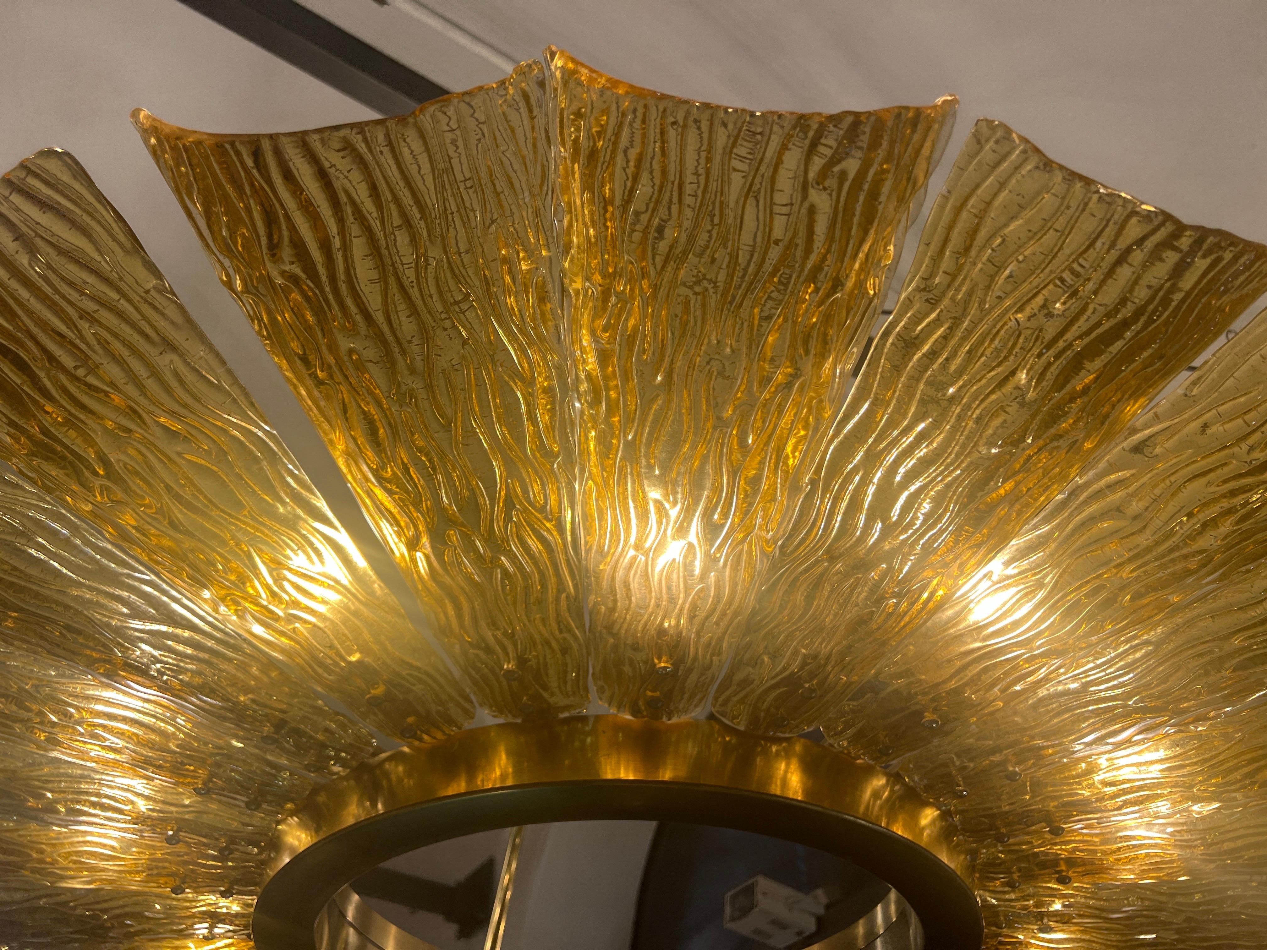 Grande lampadario rotondo in vetro di Murano e ottone color ambra, 1950 in vendita 1
