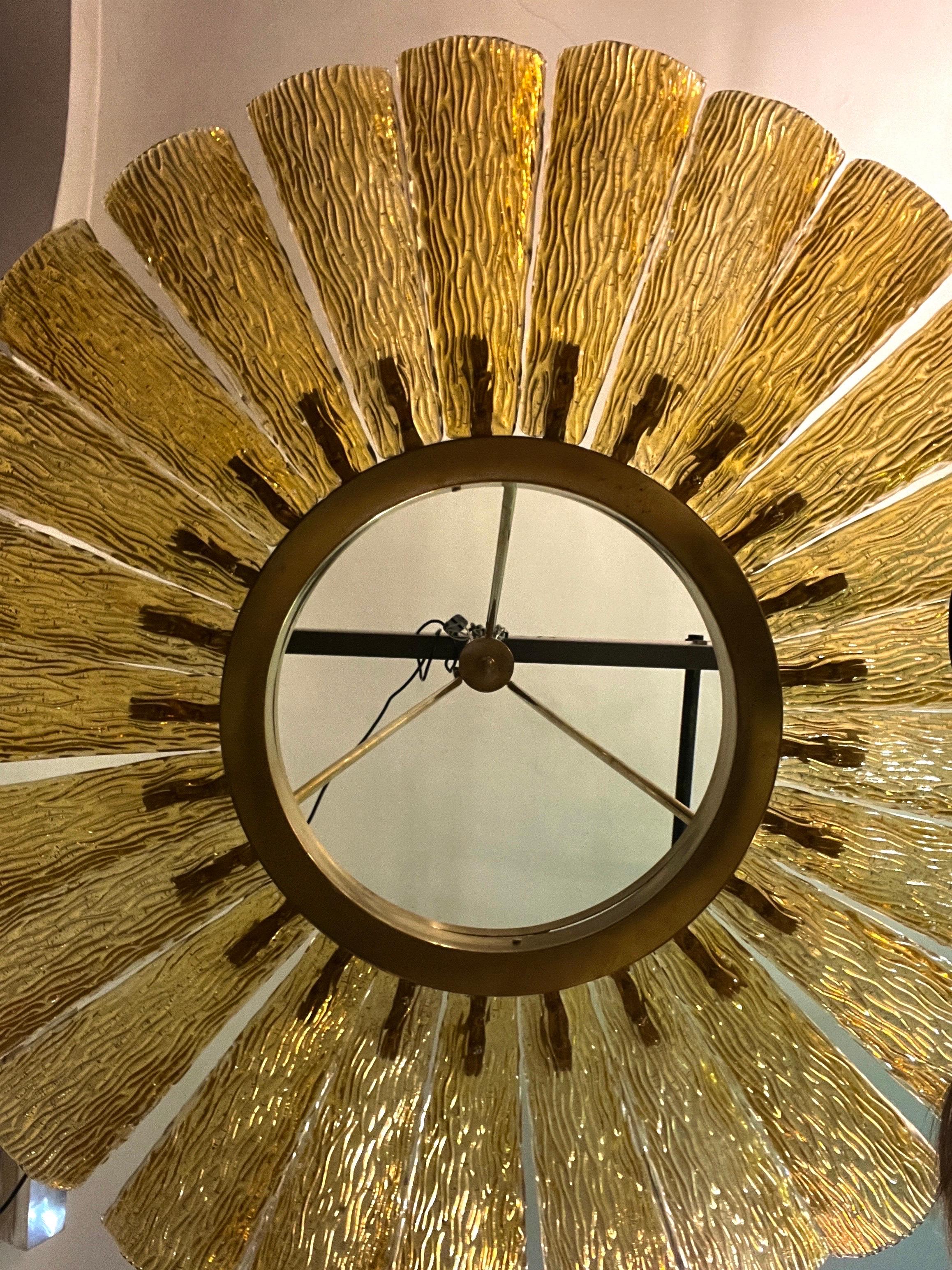 Grande lampadario rotondo in vetro di Murano e ottone color ambra, 1950 in vendita 2