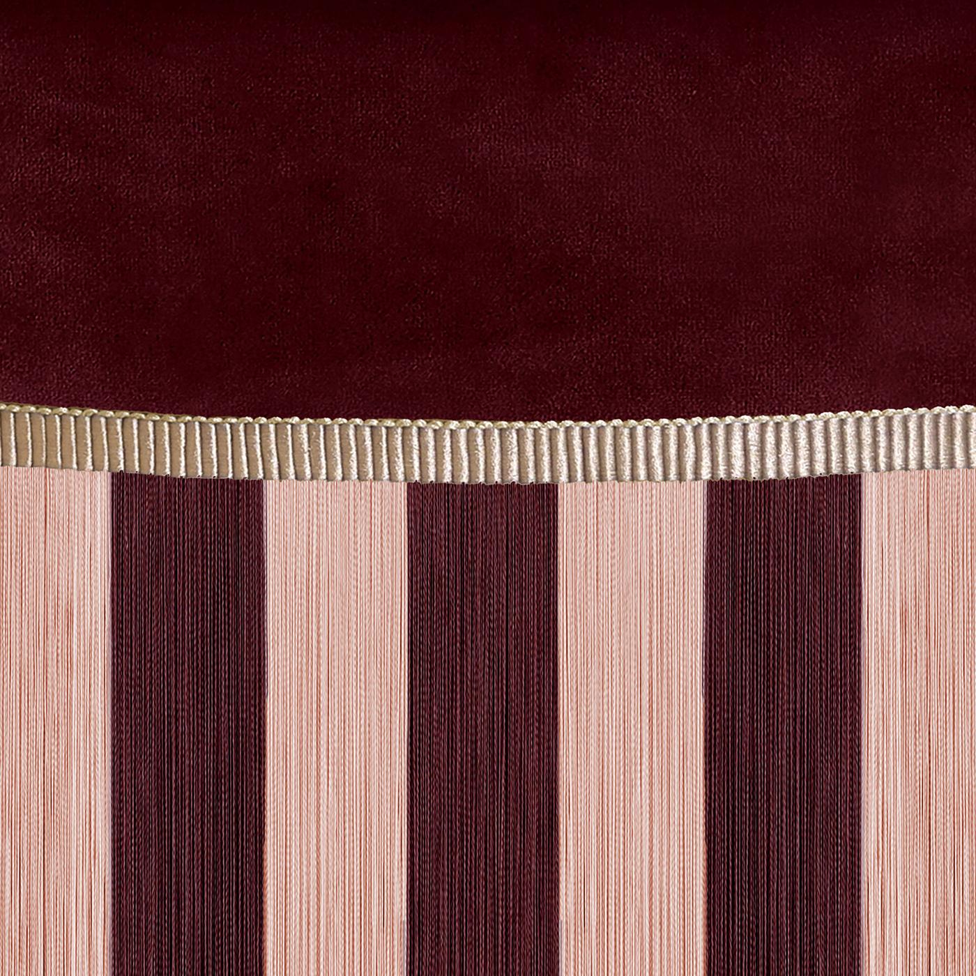 Puf redondo grande de terciopelo burdeos con flecos bicolor Siglo XXI y contemporáneo en venta