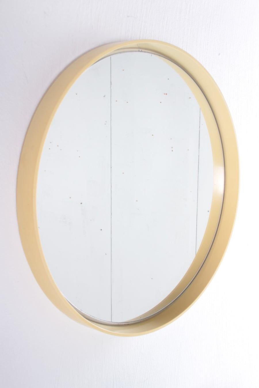 Round Creme Wall Mirror with Plastic Edge

Additional information: 
Dimensions: 53 W x 5 D x 53 H cm 
Period of Time: 1960
Country of origin: Germany
Condition: In normal condition