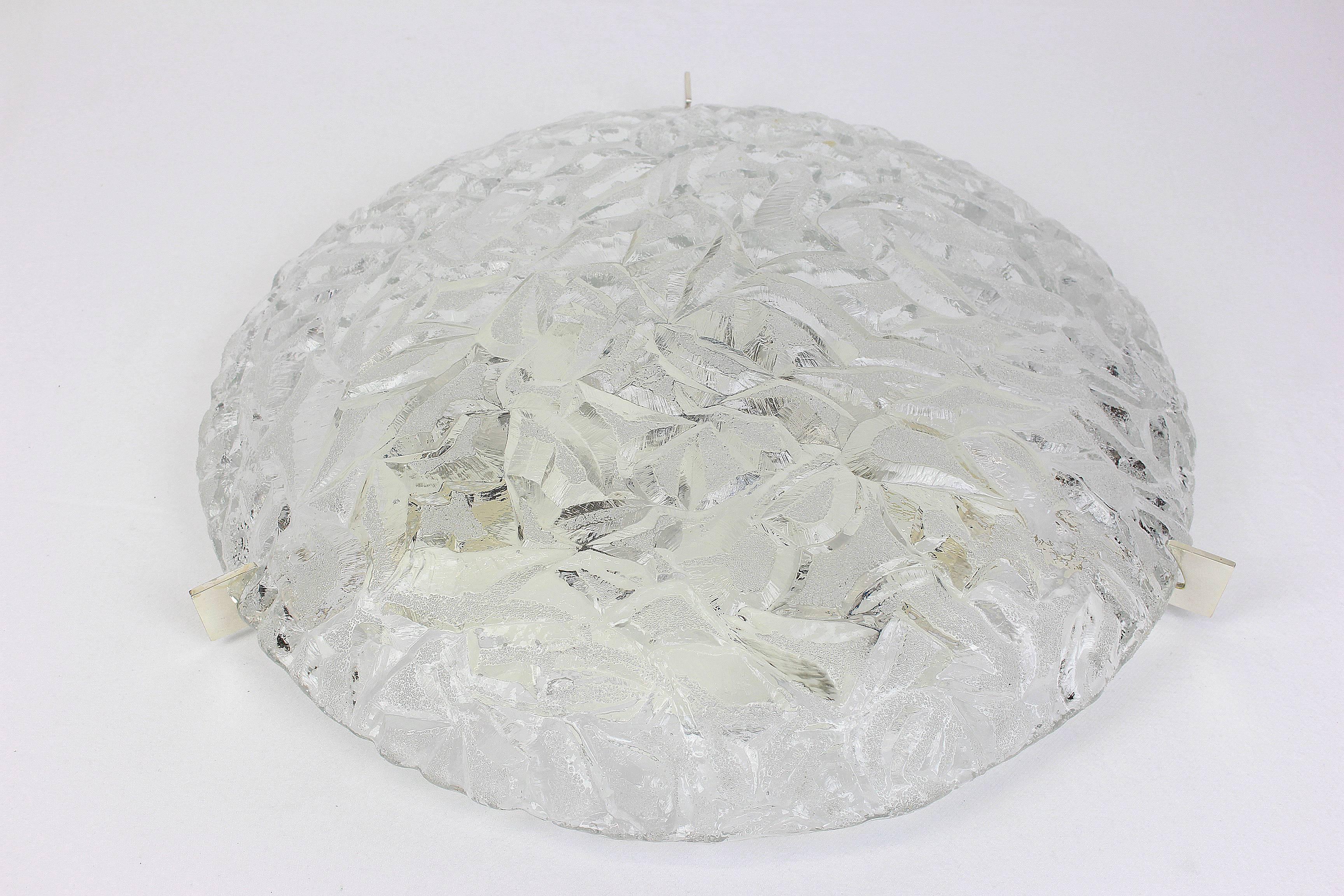 A wonderful round Murano glass flush mount made by Kaiser Leuchten in Germany, 1970s.
Thickly textured Murano glass fixture on a white metal base with three chrome holders.

High quality and in very good condition. Cleaned, well-wired and ready