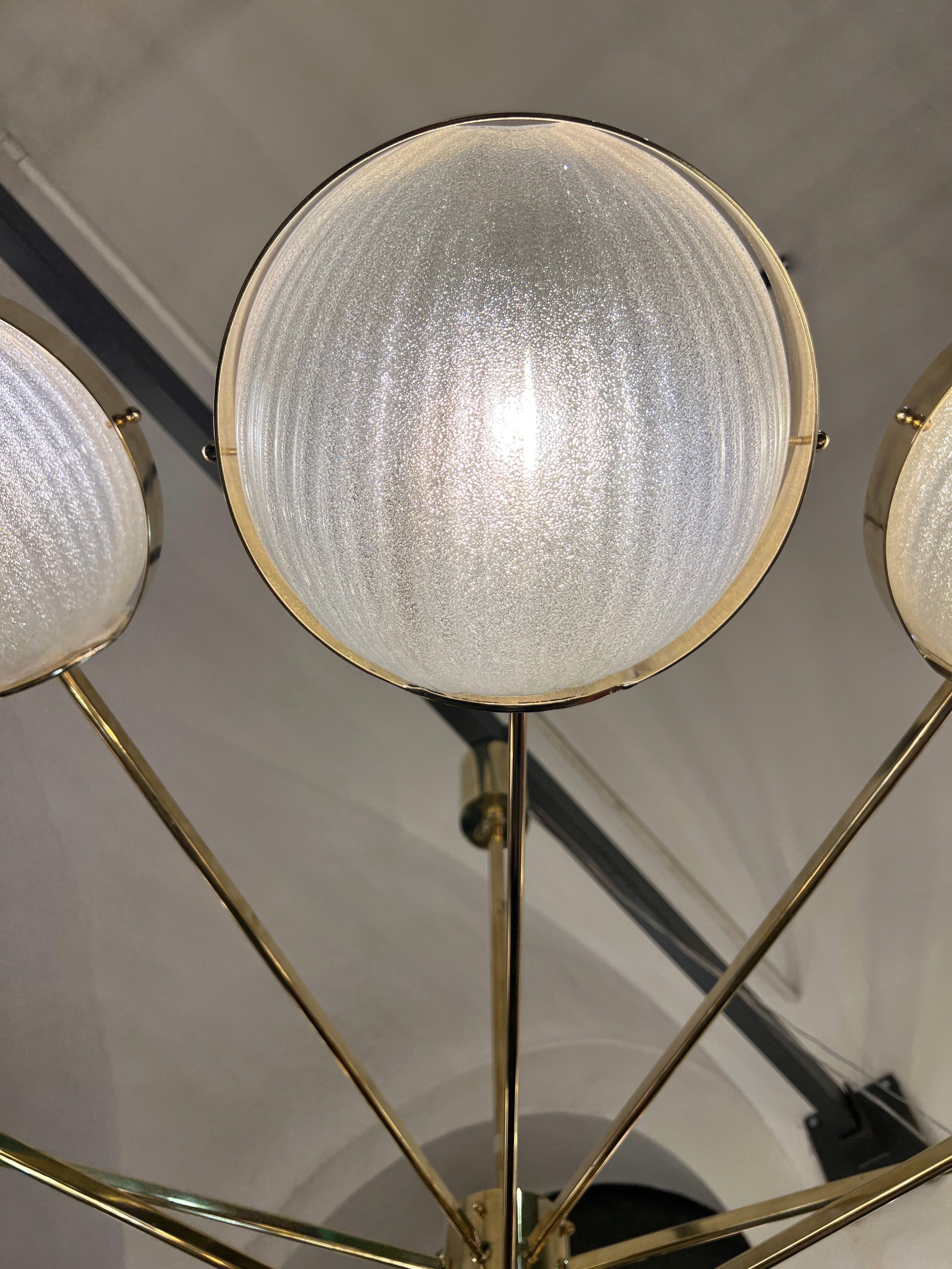 Grande lampadario rotondo in vetro trasparente di Murano e bracci sfalsati in ottone 1970 in vendita 3