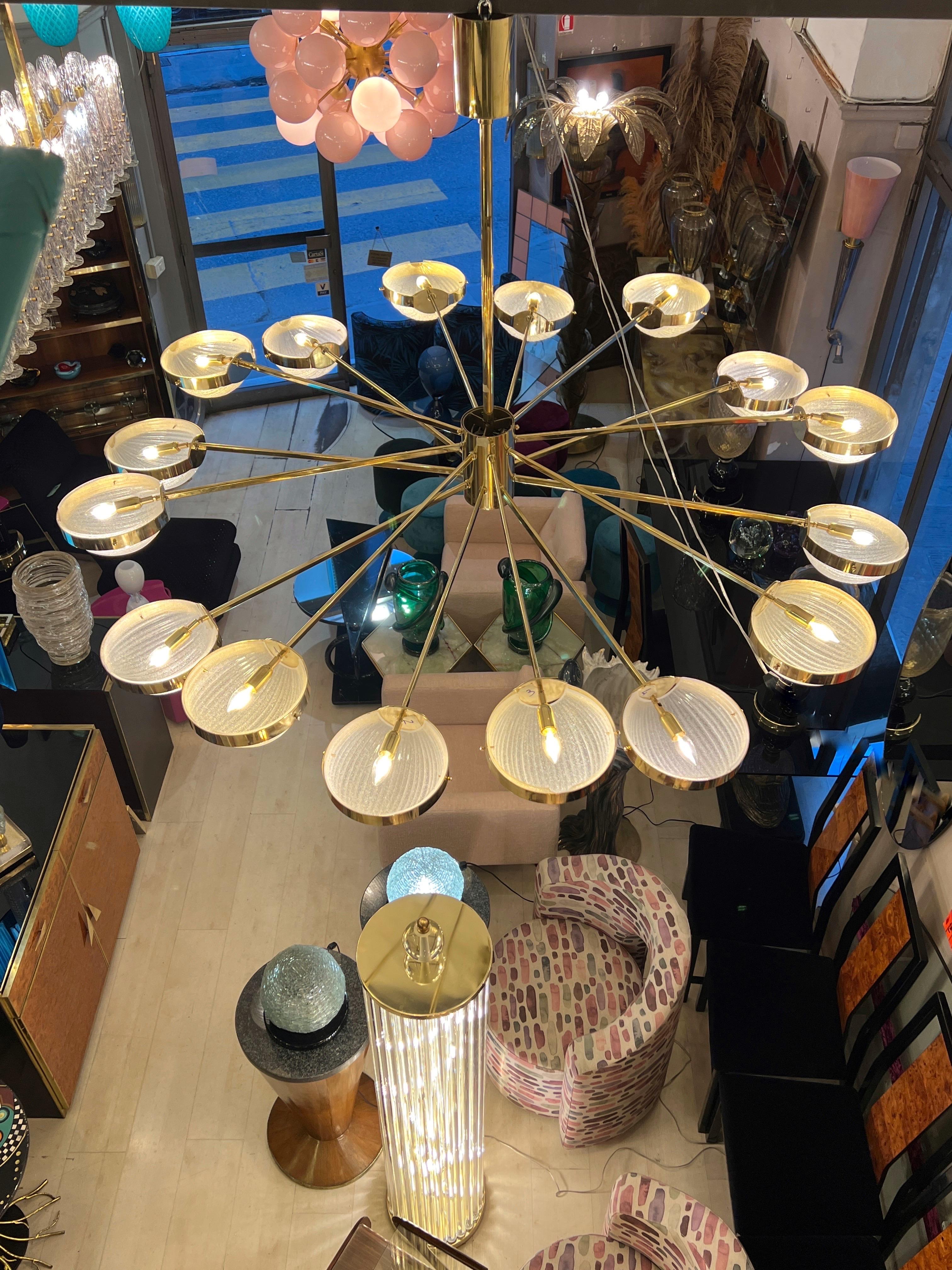Grande lampadario rotondo in vetro trasparente di Murano e bracci sfalsati in ottone 1970 in vendita 4