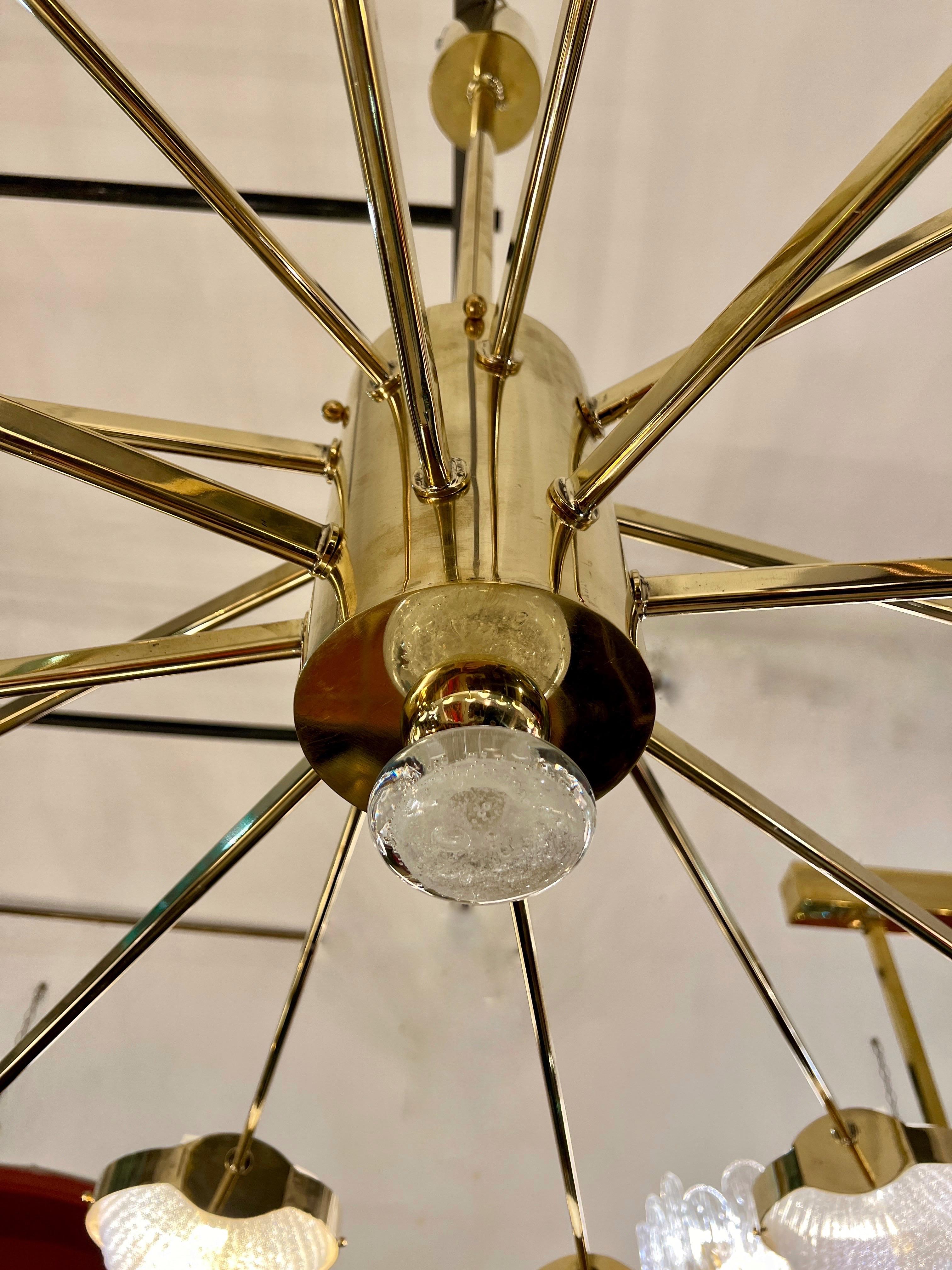 Grande lampadario rotondo in vetro trasparente di Murano e bracci sfalsati in ottone 1970 in vendita 6