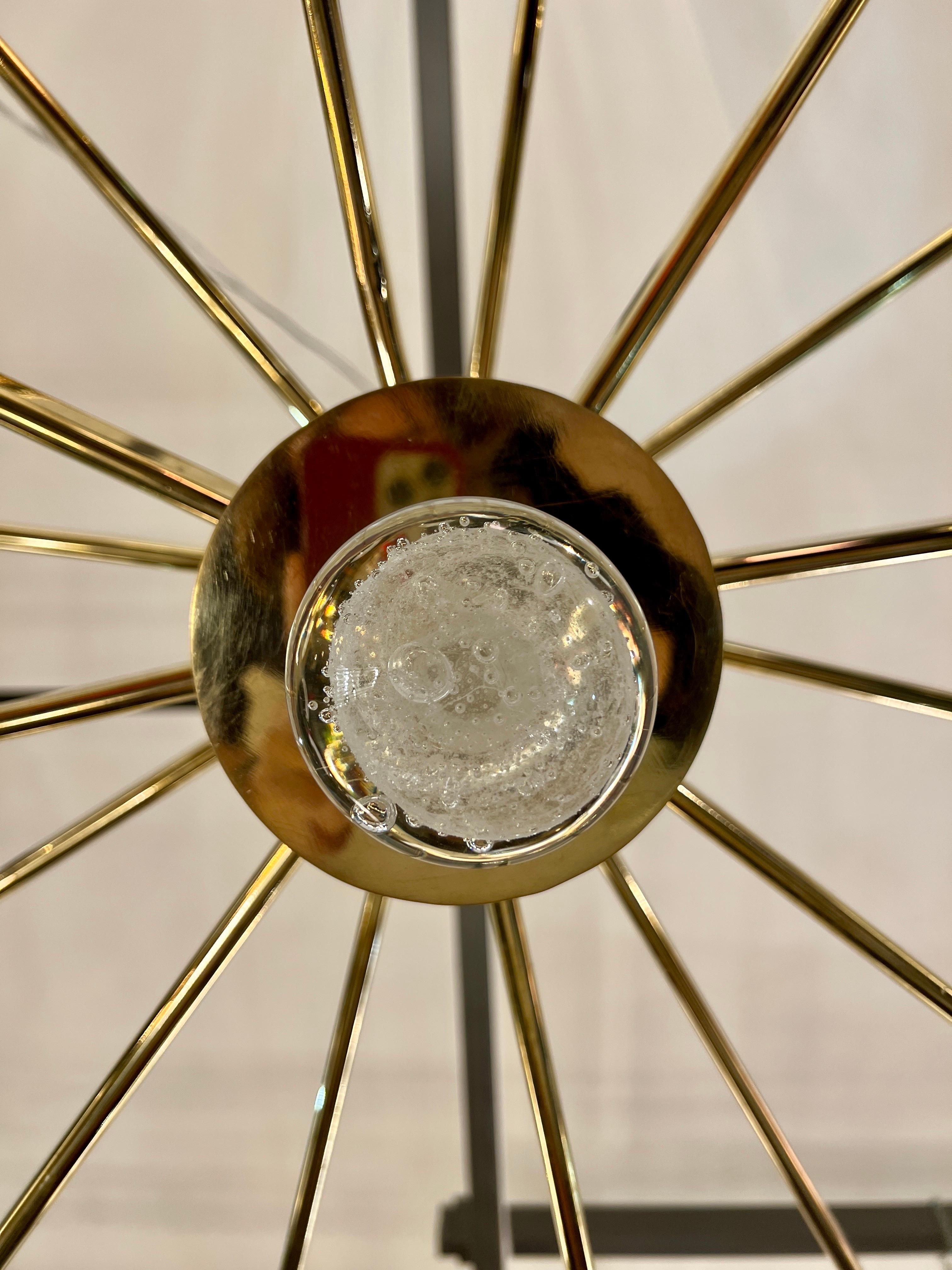 Grande lampadario rotondo in vetro trasparente di Murano e bracci sfalsati in ottone 1970 in vendita 7