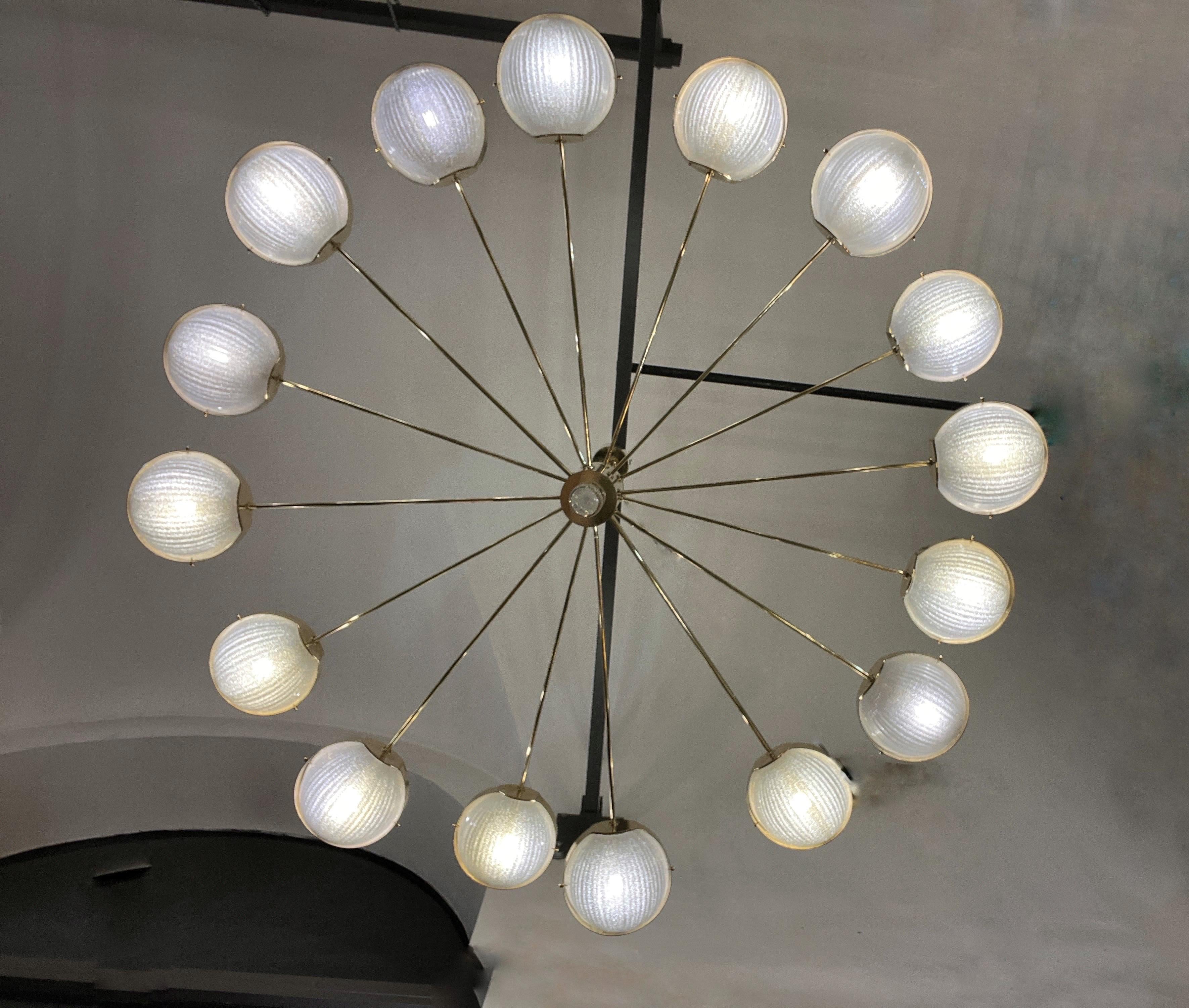 Grande lampadario rotondo in vetro trasparente di Murano e bracci sfalsati in ottone 1970 In condizioni buone in vendita a Florence, IT