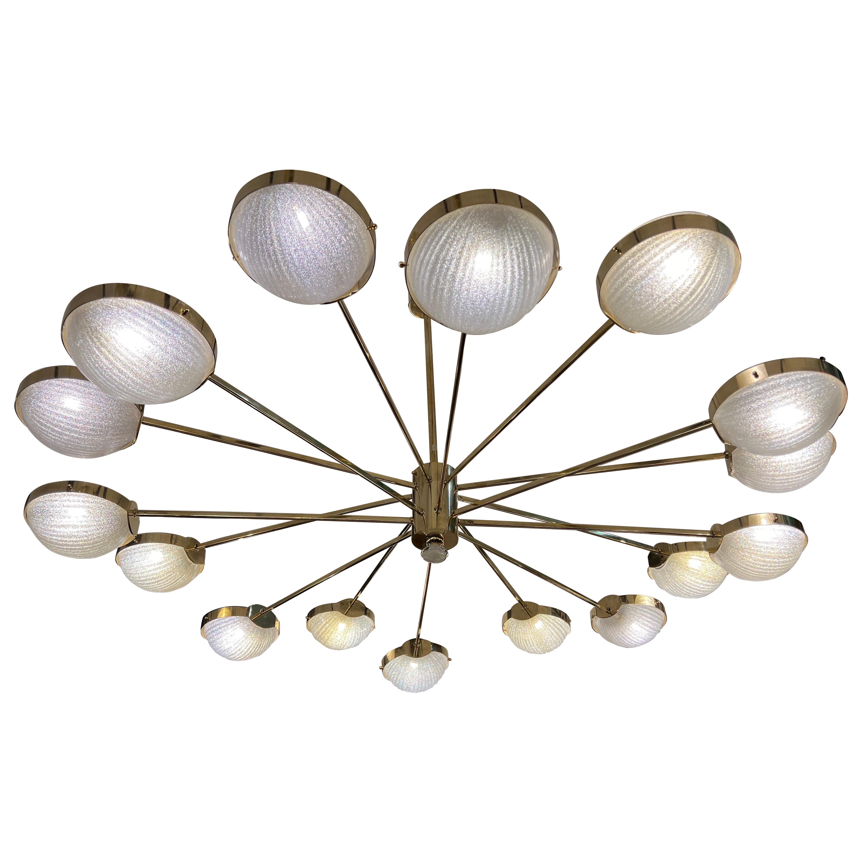Grande lampadario rotondo in vetro trasparente di Murano e bracci sfalsati in ottone 1970 in vendita