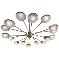 Grand lustre de Murano en verre transparent et bras en laiton empilés 1970