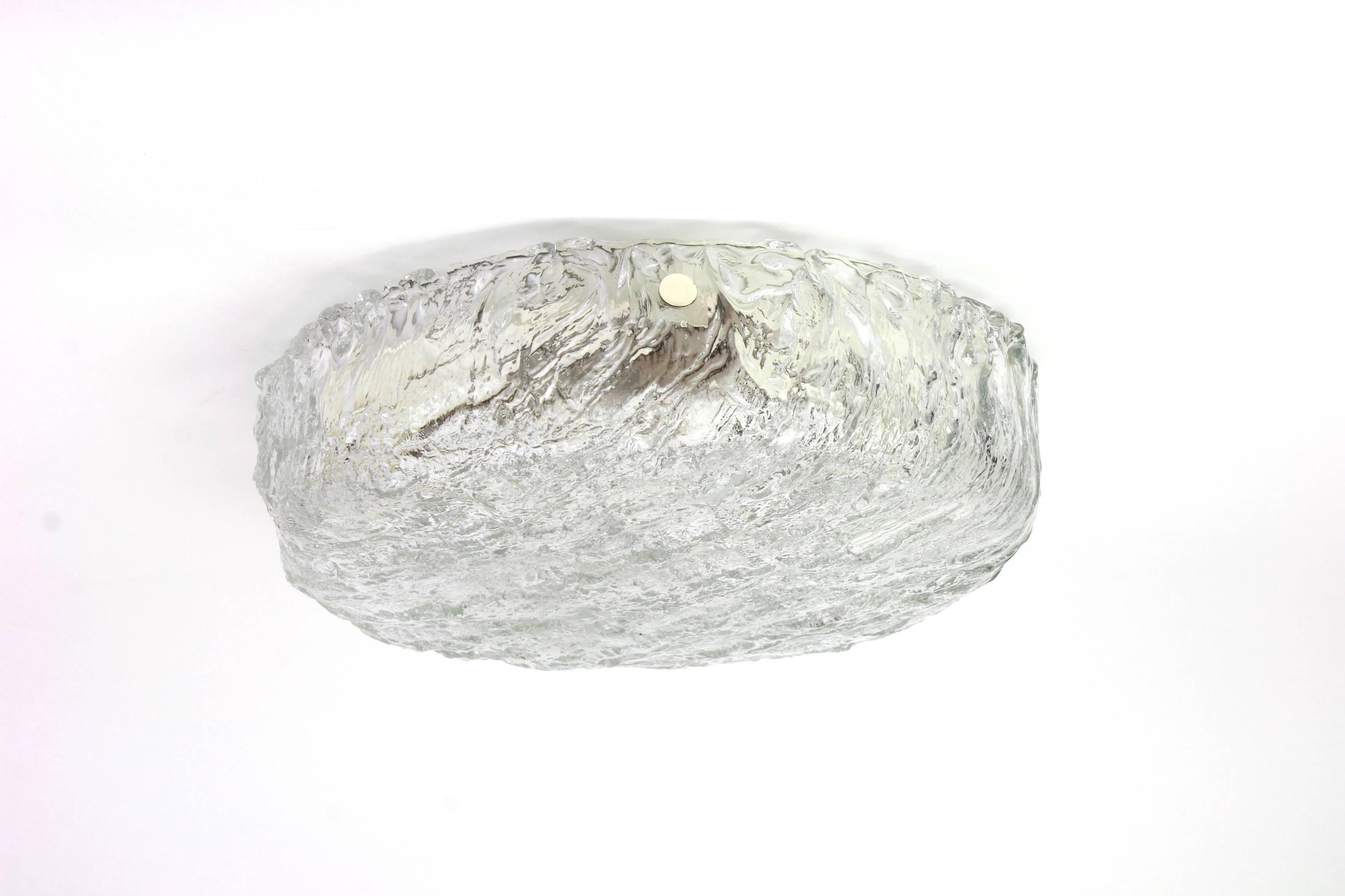 A wonderful round ice glass flush mount manufactured by Kaiser Leuchten in Germany, 1970s.
Thickly textured ice glass fixture on a white metal base with three chrome holders.

High quality and in very good condition. Cleaned, well-wired and ready to