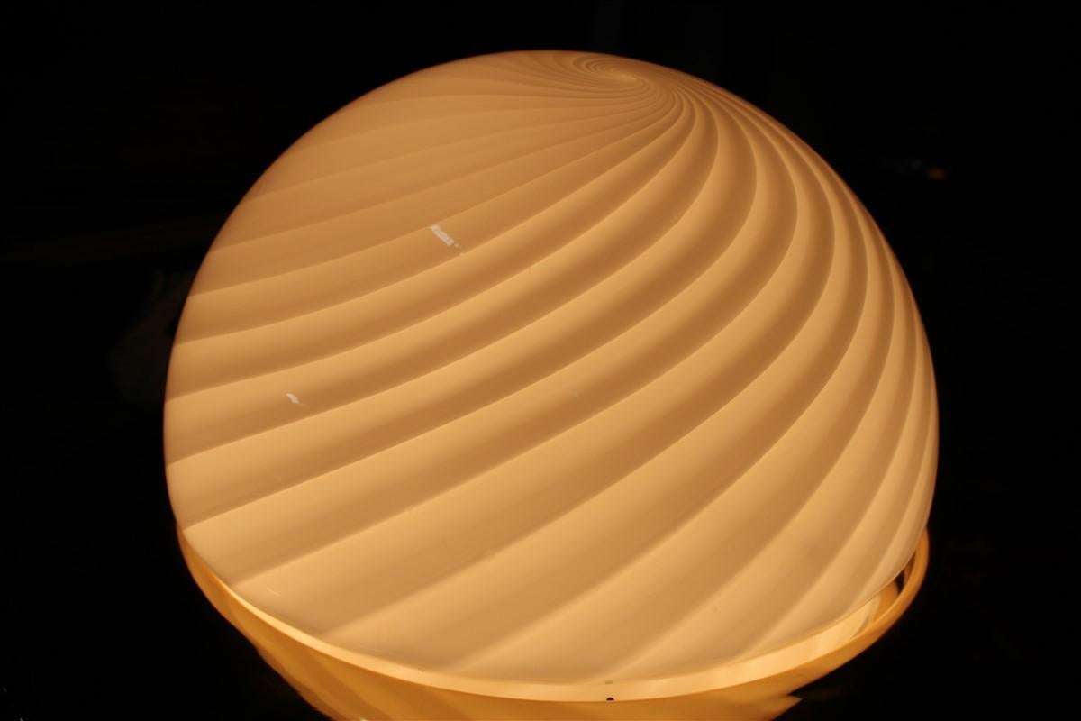 Grande lampada da soffitto rotonda Veart Design italiano anni '70 Oro Ottone Vetro di Murano in vendita 3