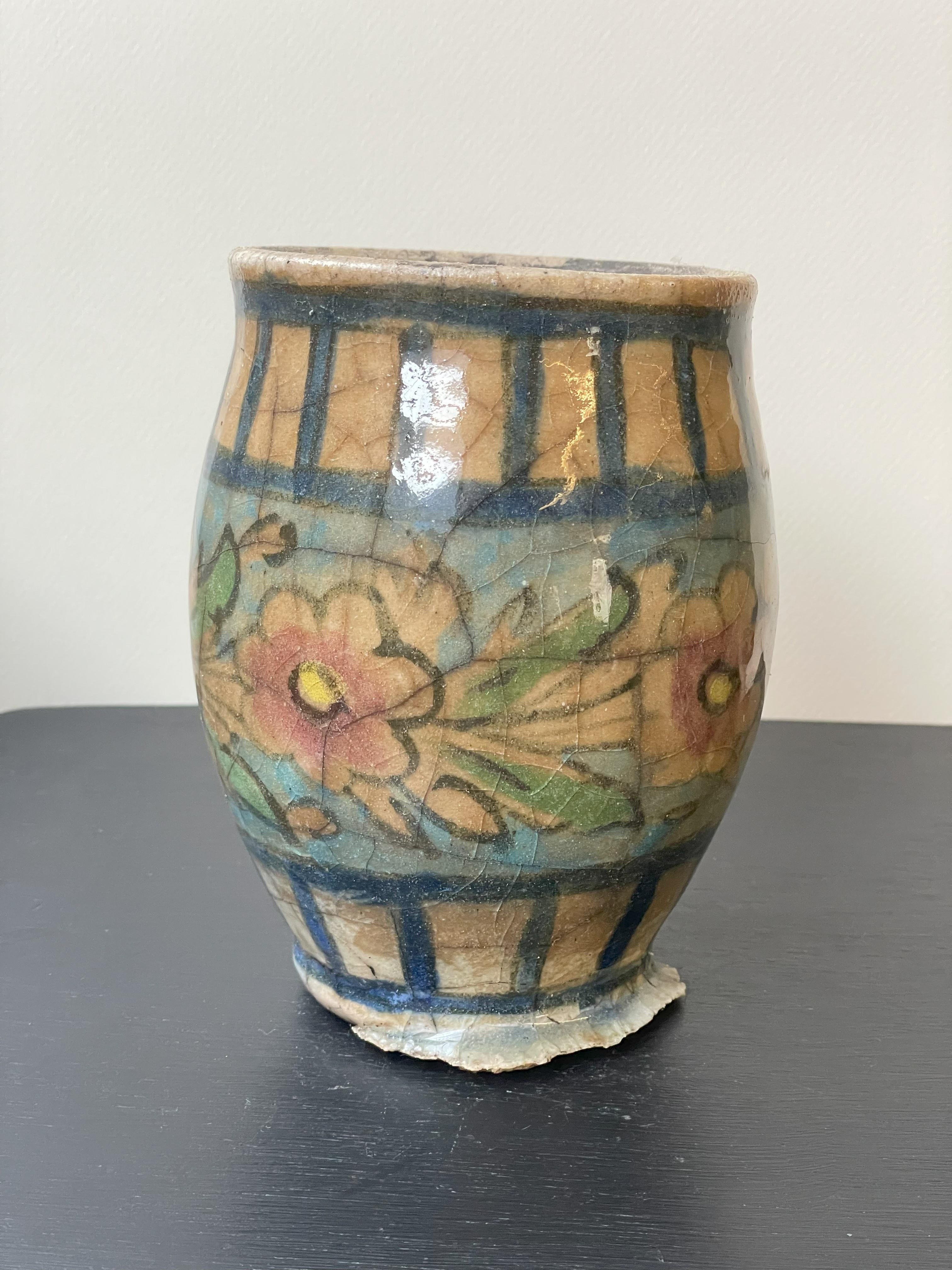 Scopri il patrimonio culturale con il nostro vaso Qajar bianco rotondo proveniente dall'Iraq, un pezzo straordinario che riflette una storia ricca e una squisita lavorazione artigianale.