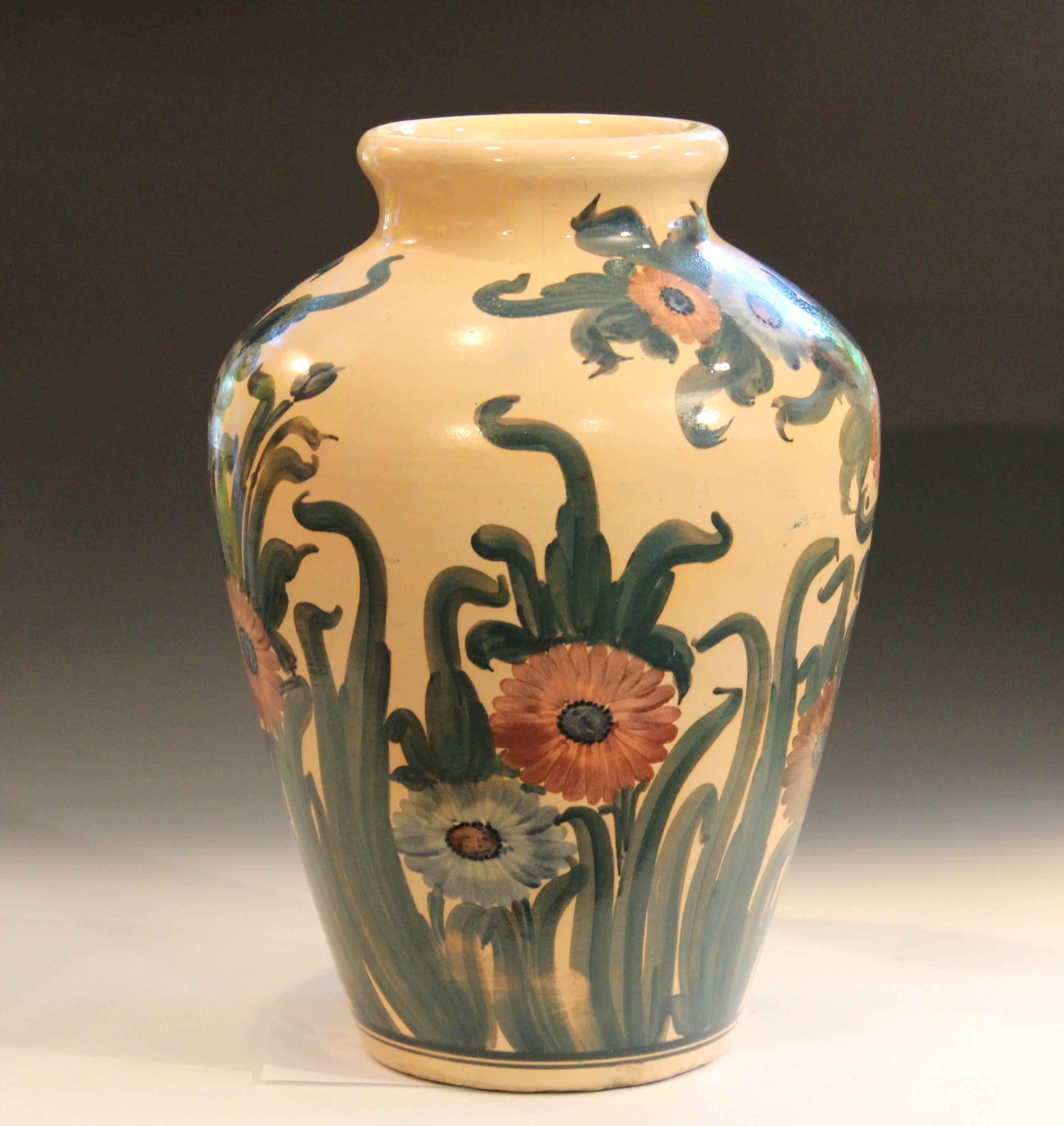 r.r.p. co roseville ohio pottery vase