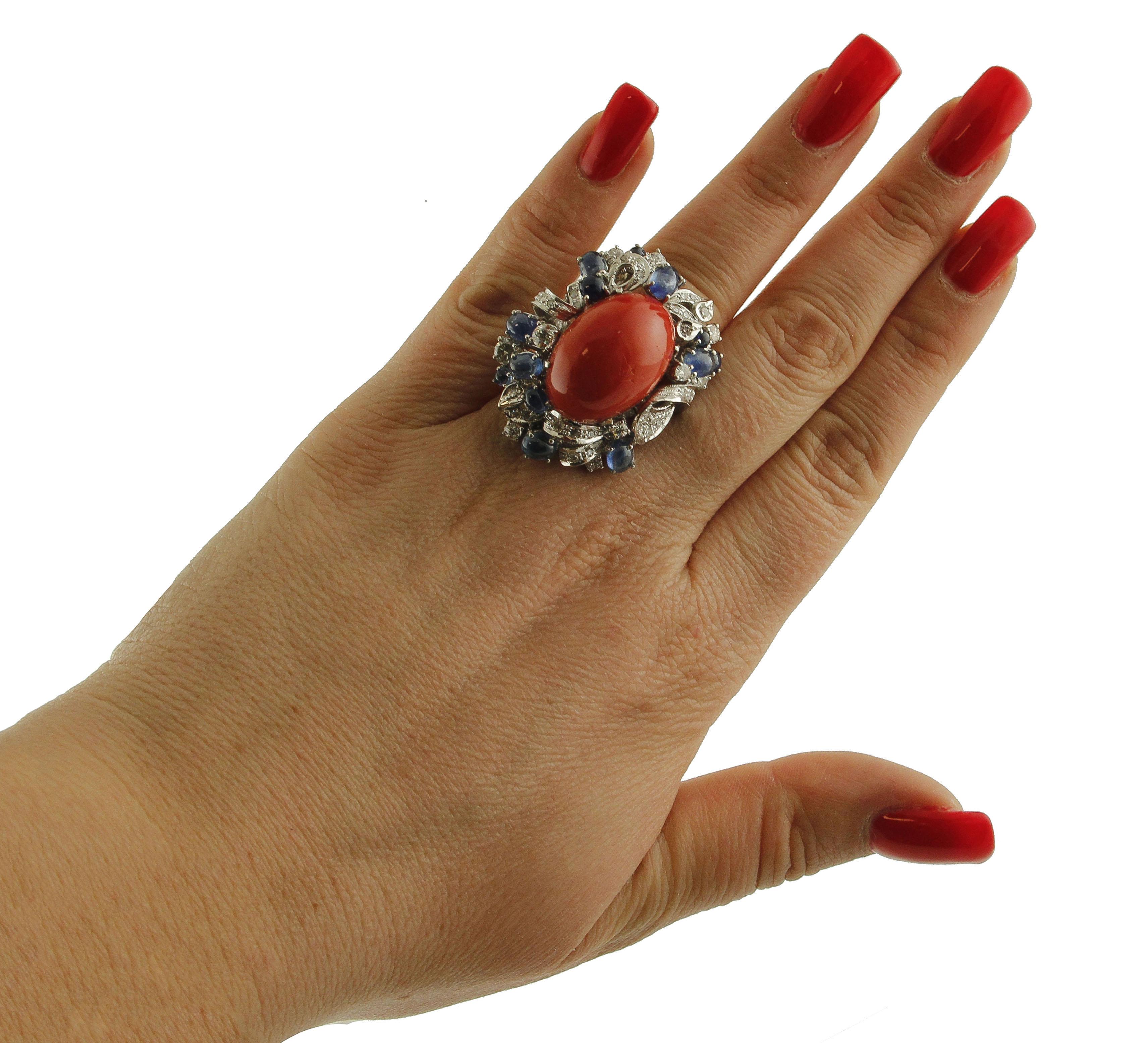 Big Central Red Coral, Diamonds, Blue Sapphires 14 Karat White Gold Ring In Excellent Condition In Marcianise, Marcianise (CE)