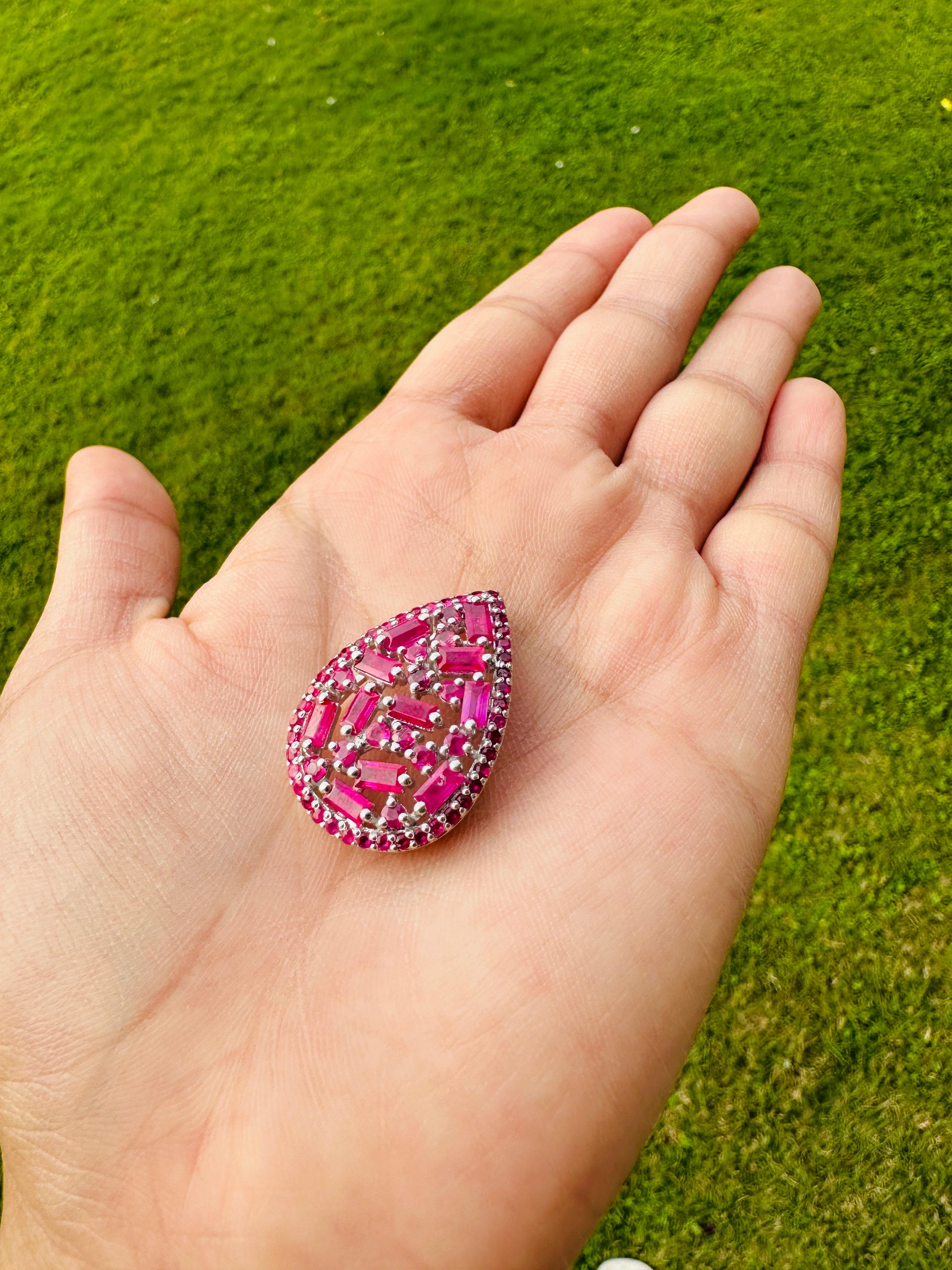 Diese Big Ruby Cluster Pear Shaped Brooch wertet Ihre Kleidung auf und ist perfekt, um jedem Outfit einen Hauch von Eleganz und Charme zu verleihen. Mit exquisiter Handwerkskunst gefertigt und mit einem schillernden Rubin verziert, der das