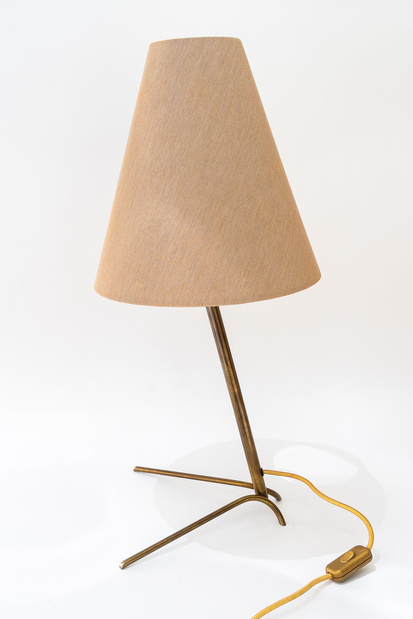 Große Rupert Nikoll Tischlampe mit Stoffschirm wien um 1950
Messing Originalzustand
Der Stoffschirm wird ersetzt ( neu )