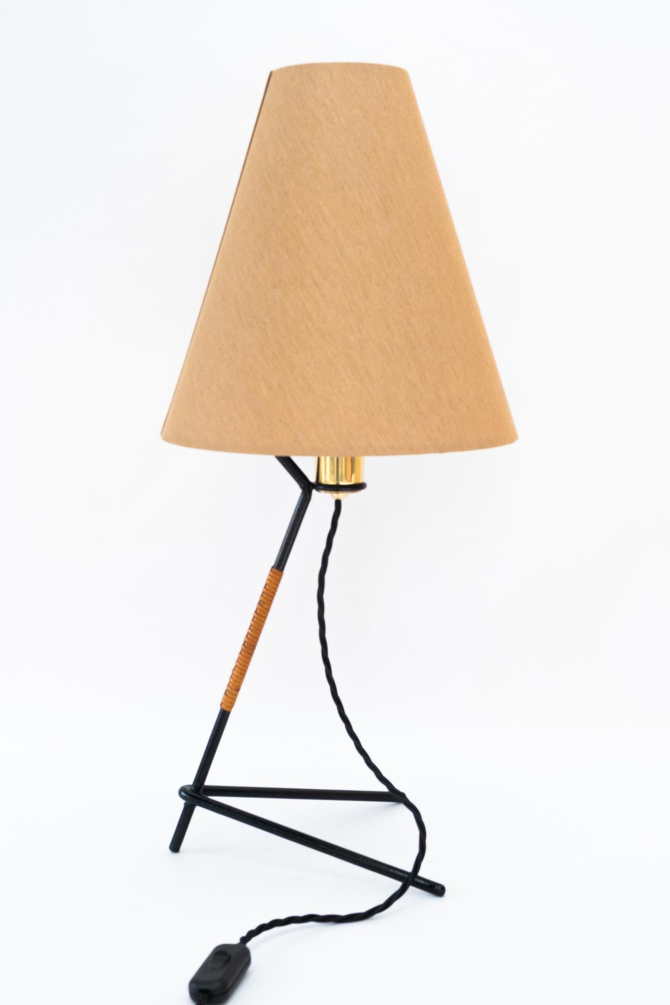 Big Rupert Nikoll Lampe de table avec abat-jour en tissu vienne vers 1950
Fer laqué
L'abat-jour en tissu est remplacé (neuf).