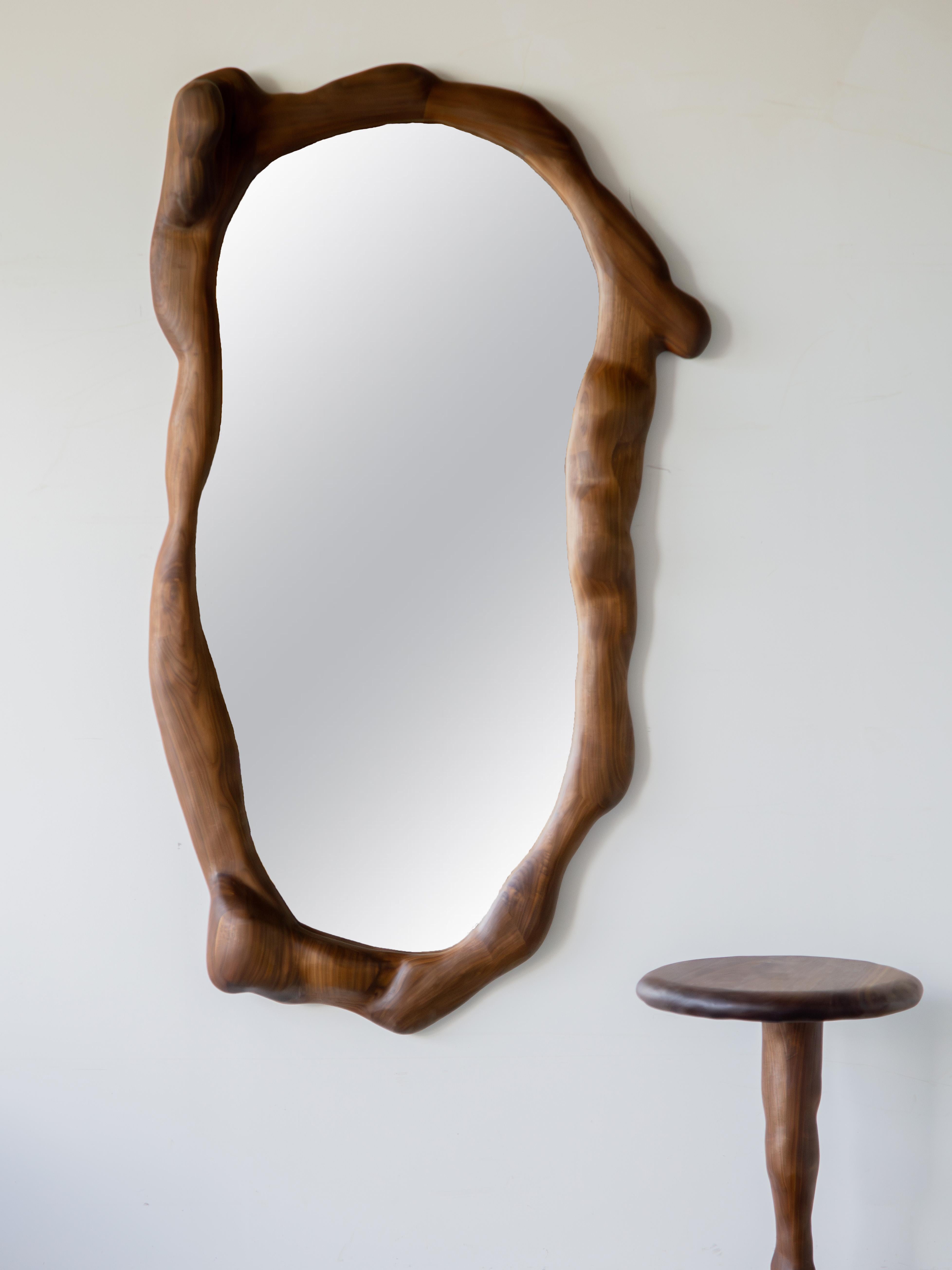 Großer skulpturaler Spiegel aus Walnussholz (Holzarbeit) im Angebot