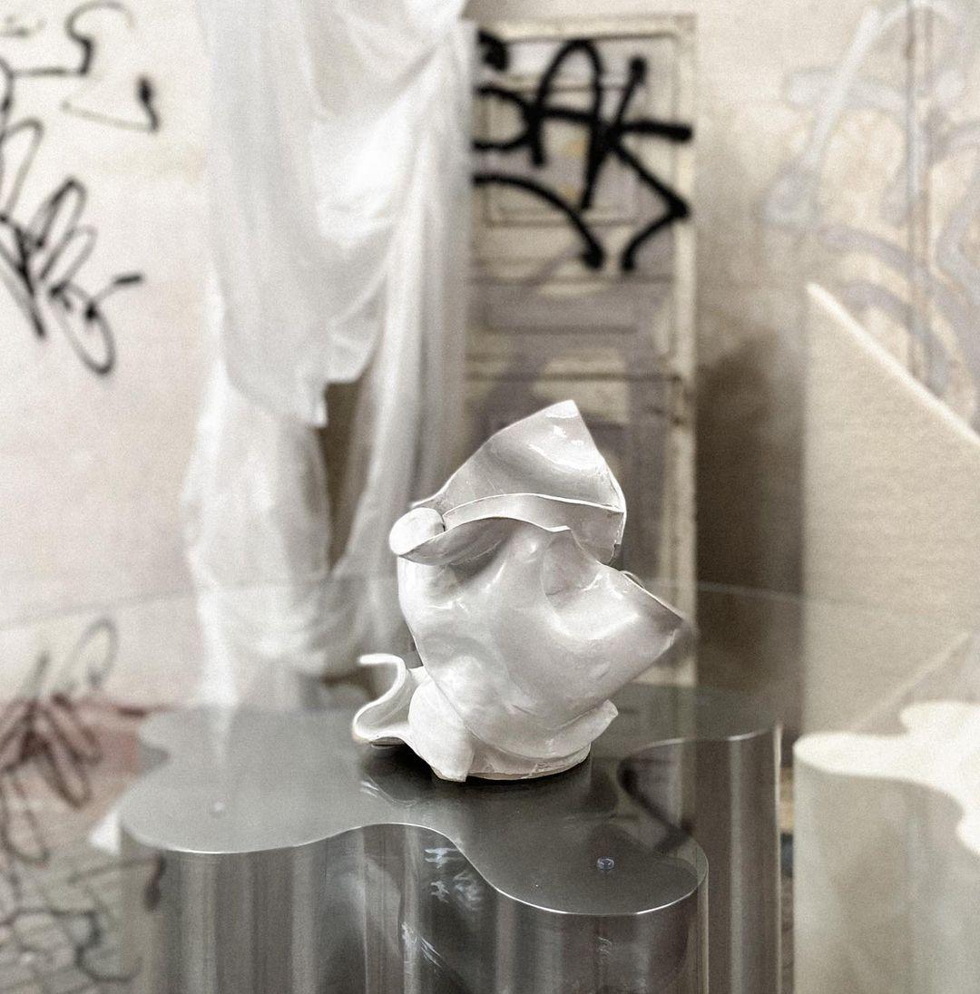 Postmoderne Grand vase sculptural d'Alexandra Madirazza en vente