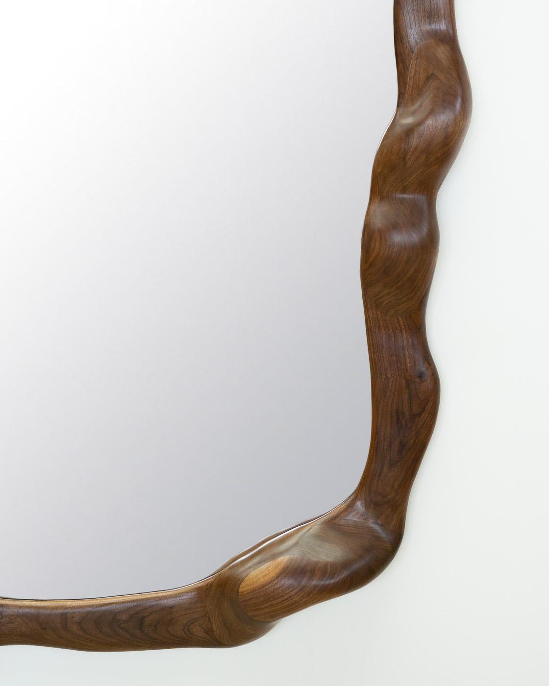 Big Sculptural Wavy Mirror in Walnut Wood (Organische Moderne) im Angebot