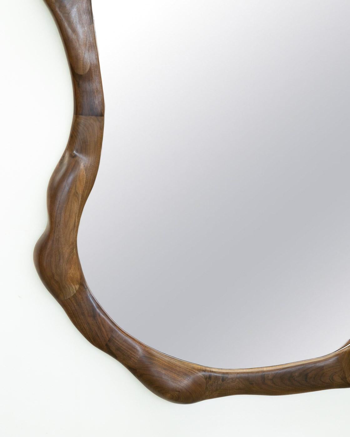 Big Sculptural Wavy Mirror in Walnut Wood (Holzarbeit) im Angebot