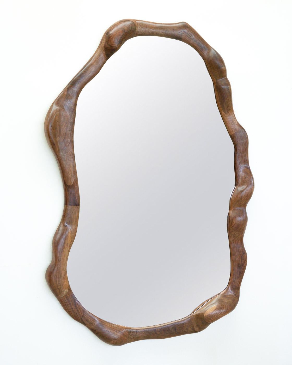 Big Sculptural Wavy Mirror in Walnut Wood (21. Jahrhundert und zeitgenössisch) im Angebot