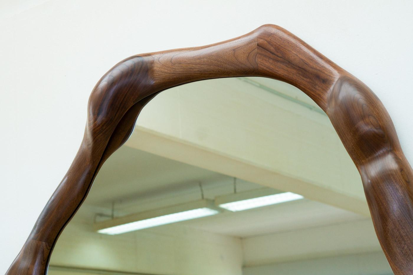 Big Sculptural Wavy Mirror in Walnut Wood (Spiegel) im Angebot