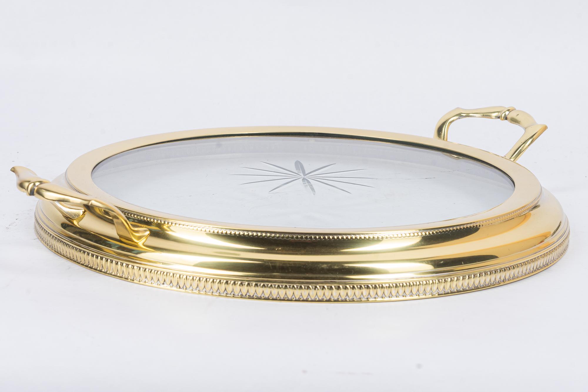 Grande assiette de service avec vienne en verre taillé d'origine datant des années 1920
Laiton poli et émaillé au four
Verre taillé original
Large sans les poignées 30cm
Large avec poignées 36cm
