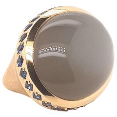 Grande pierre de lune grise en argent avec saphirs bleus et or rose 18 carats