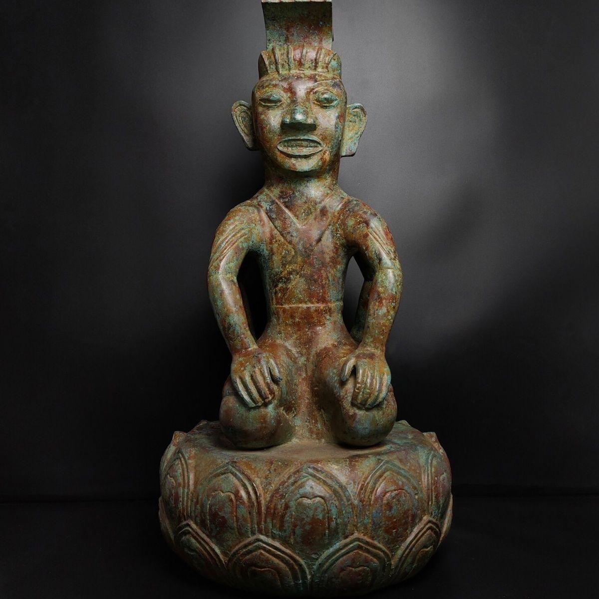 Alte Sammlung von diesem Vintage Bronze zweiseitigen sitzenden Mann auf Lotus Stand, einzigartigen Stil und exquisit geschnitzt, es ist ein wirklich einzigartiges und besonderes Sammlerstück. 

Einzelheiten:
MATERIAL: Bronze
Höhe 76 cm 
Länge 42 cm